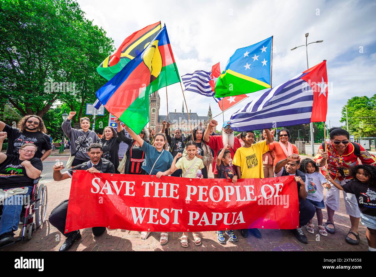 Cour internationale de Justice (CIJ), Carnegieplein, la Haye, pays-Bas. Jeudi 15 août 2024. L'Indonésie envahit la Papouasie occidentale en 1961. Sous la forte pression pollique des États-Unis, la Papouasie occidentale a été annexée par l'Indonésie en 1963. Depuis lors, le peuple de Papouasie occidentale lutte pour sa liberté et son indépendance. Mettre fin au colonialisme dans l'océan Pacifique. Texte de Free West Papua.Org. Légende de la photo. Des manifestants, jeunes et vieux, avec des drapeaux, des affiches et des banderoles, lors d'une manifestation petite mais très bruyante devant la Cour internationale de Justice (CIJ) à la Haye aujourd'hui. © Charles Banque D'Images