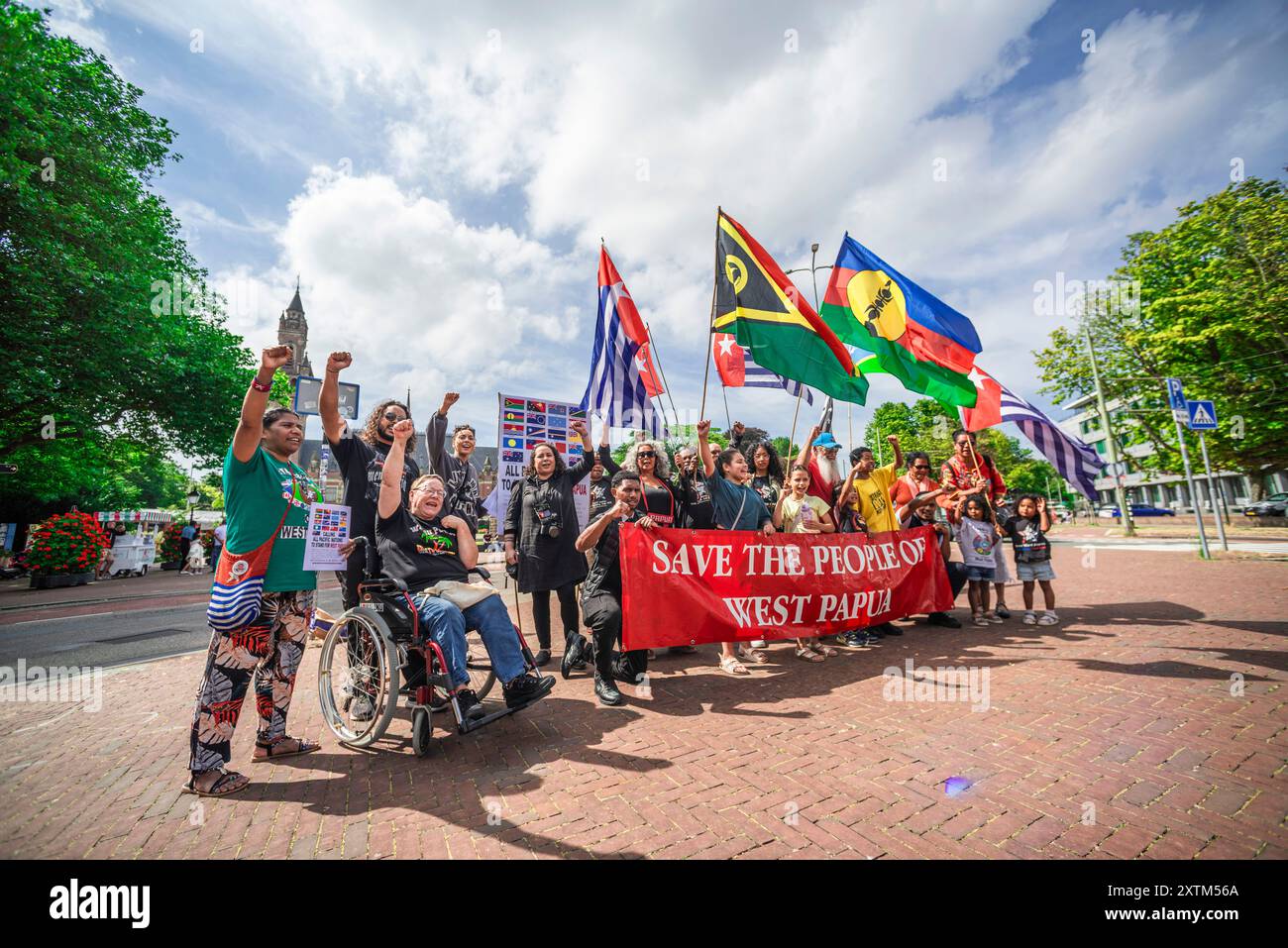 Cour internationale de Justice (CIJ), Carnegieplein, la Haye, pays-Bas. Jeudi 15 août 2024. L'Indonésie envahit la Papouasie occidentale en 1961. Sous la forte pression pollique des États-Unis, la Papouasie occidentale a été annexée par l'Indonésie en 1963. Depuis lors, le peuple de Papouasie occidentale lutte pour sa liberté et son indépendance. Mettre fin au colonialisme dans l'océan Pacifique. Texte de Free West Papua.Org. Légende de la photo. Des manifestants, jeunes et vieux, avec des drapeaux, des affiches et des banderoles, lors d'une manifestation petite mais très bruyante devant la Cour internationale de Justice (CIJ) à la Haye aujourd'hui. © Charles Banque D'Images