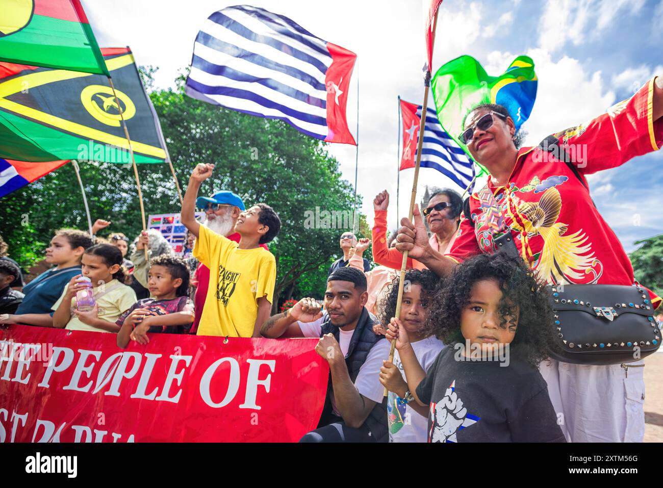 Cour internationale de Justice (CIJ), Carnegieplein, la Haye, pays-Bas. Jeudi 15 août 2024. L'Indonésie envahit la Papouasie occidentale en 1961. Sous la forte pression pollique des États-Unis, la Papouasie occidentale a été annexée par l'Indonésie en 1963. Depuis lors, le peuple de Papouasie occidentale lutte pour sa liberté et son indépendance. Mettre fin au colonialisme dans l'océan Pacifique. Texte de Free West Papua.Org. Légende de la photo. Des manifestants, jeunes et vieux, avec des drapeaux, des affiches et des banderoles, lors d'une manifestation petite mais très bruyante devant la Cour internationale de Justice (CIJ) à la Haye aujourd'hui. © Charles Banque D'Images