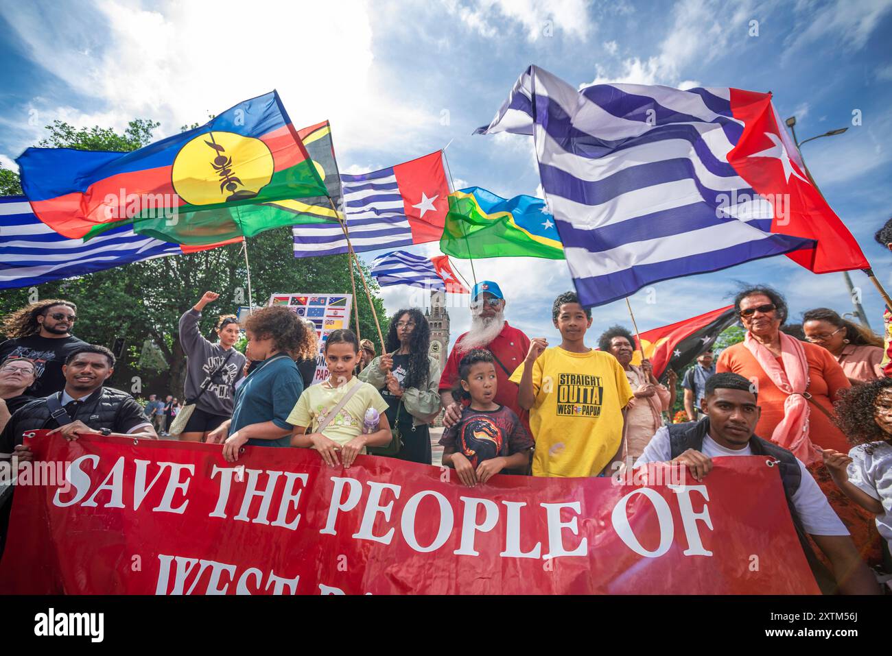 Cour internationale de Justice (CIJ), Carnegieplein, la Haye, pays-Bas. Jeudi 15 août 2024. L'Indonésie envahit la Papouasie occidentale en 1961. Sous la forte pression pollique des États-Unis, la Papouasie occidentale a été annexée par l'Indonésie en 1963. Depuis lors, le peuple de Papouasie occidentale lutte pour sa liberté et son indépendance. Mettre fin au colonialisme dans l'océan Pacifique. Texte de Free West Papua.Org. Légende de la photo. Des manifestants, jeunes et vieux, avec des drapeaux, des affiches et des banderoles, lors d'une manifestation petite mais très bruyante devant la Cour internationale de Justice (CIJ) à la Haye aujourd'hui. © Charles Banque D'Images