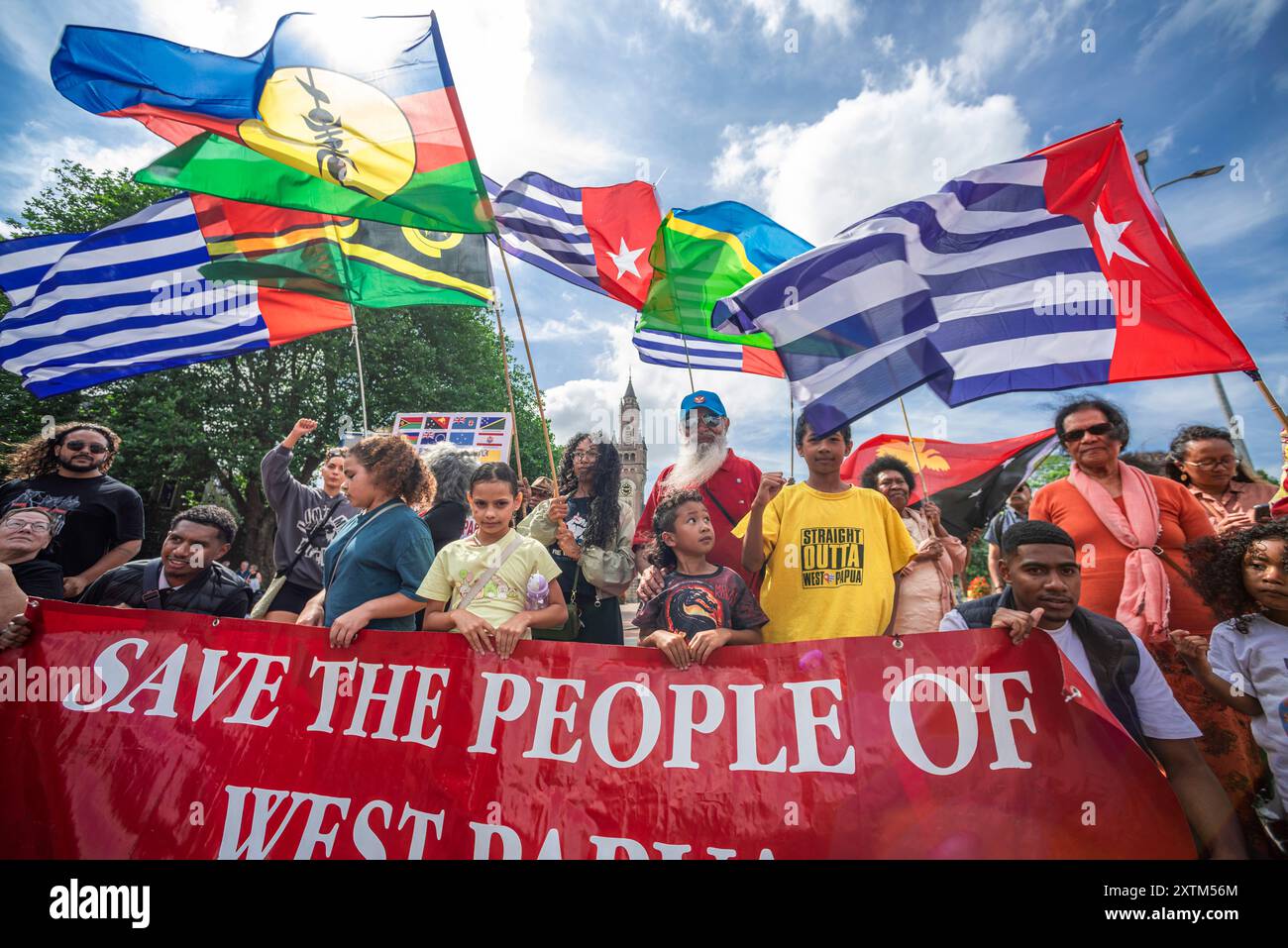 Cour internationale de Justice (CIJ), Carnegieplein, la Haye, pays-Bas. Jeudi 15 août 2024. L'Indonésie envahit la Papouasie occidentale en 1961. Sous la forte pression pollique des États-Unis, la Papouasie occidentale a été annexée par l'Indonésie en 1963. Depuis lors, le peuple de Papouasie occidentale lutte pour sa liberté et son indépendance. Mettre fin au colonialisme dans l'océan Pacifique. Texte de Free West Papua.Org. Légende de la photo. Des manifestants, jeunes et vieux, avec des drapeaux, des affiches et des banderoles, lors d'une manifestation petite mais très bruyante devant la Cour internationale de Justice (CIJ) à la Haye aujourd'hui. © Charles Banque D'Images