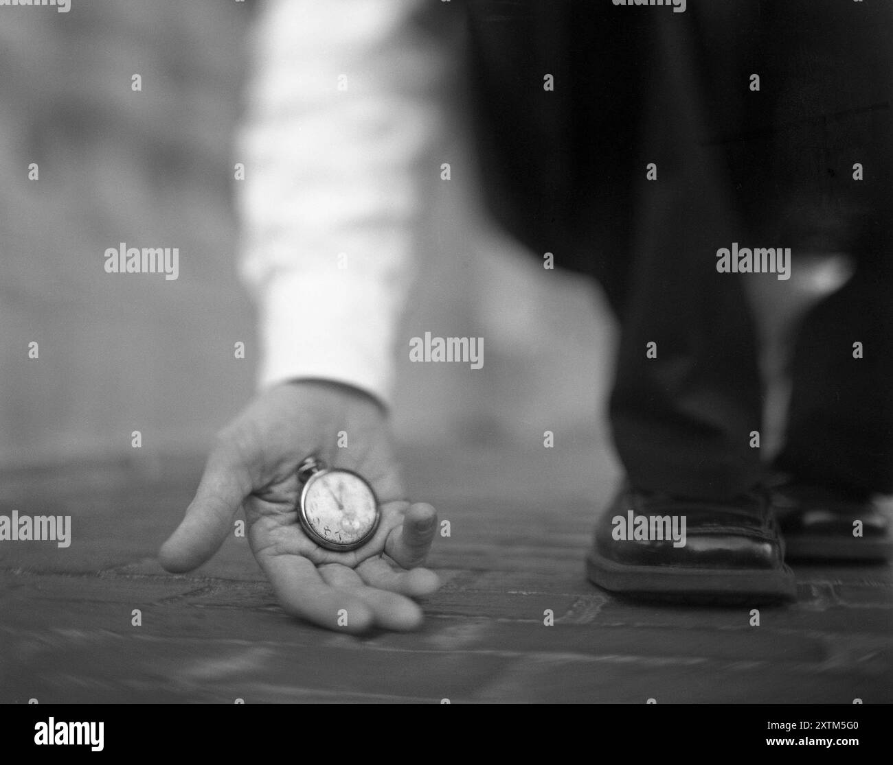 Homme tenant une montre de poche Banque D'Images