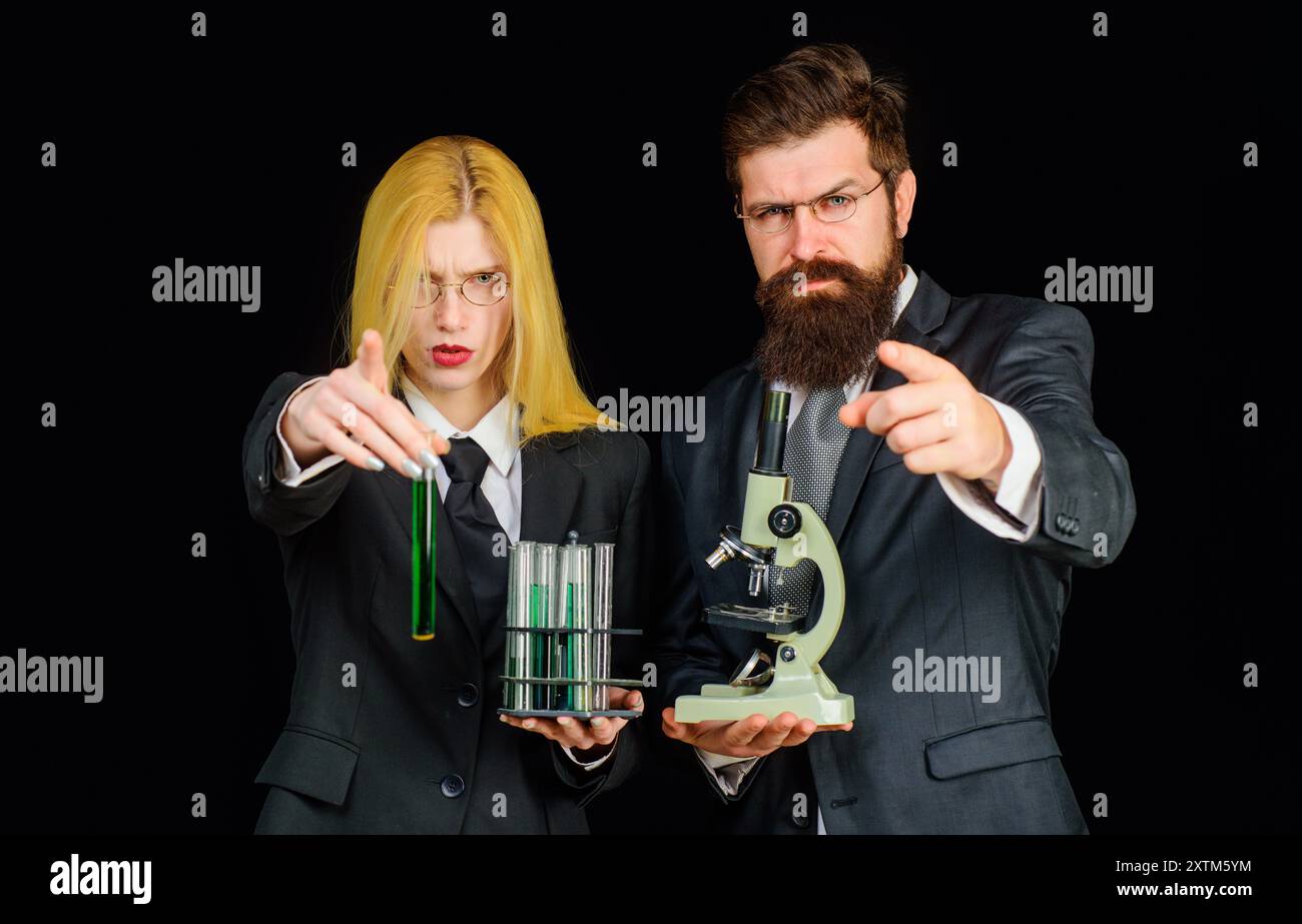 Leçon de chimie. Étudiants en laboratoire universitaire avec tubes à essai et microscope. Science, chimie, technologie, concept de biologie. Mâle et femelle R Banque D'Images