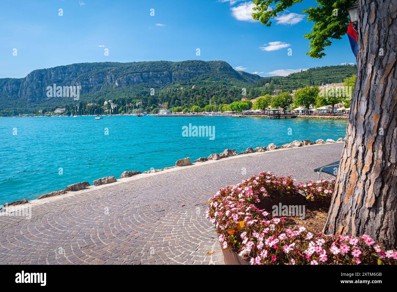 Belle vue sur la côte est du lac de Garde dans la ville de Garda, Italie. Banque D'Images