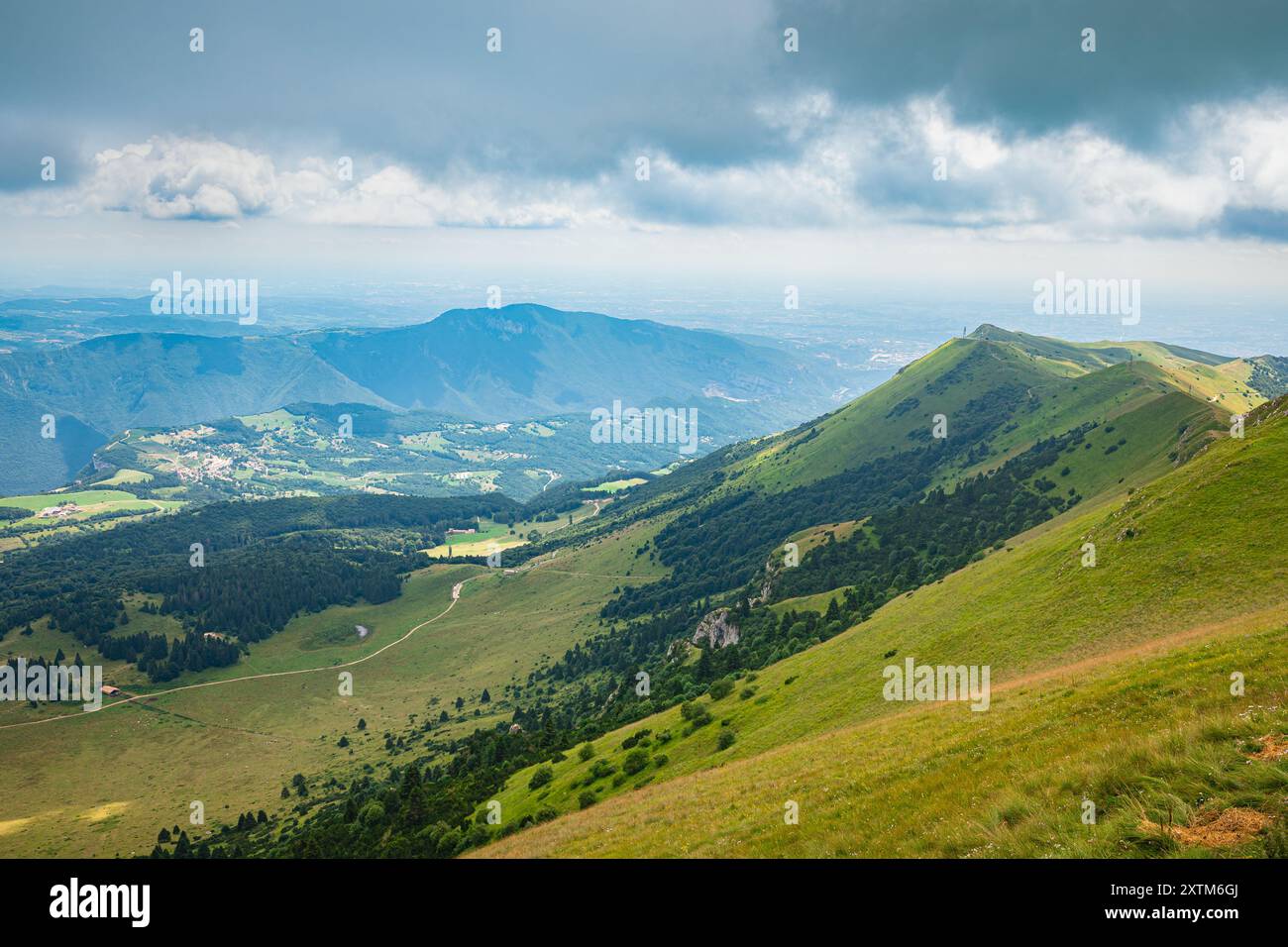 Belle pente de montagne dans les montagnes italiennes à l'est du lac de Garde. Banque D'Images