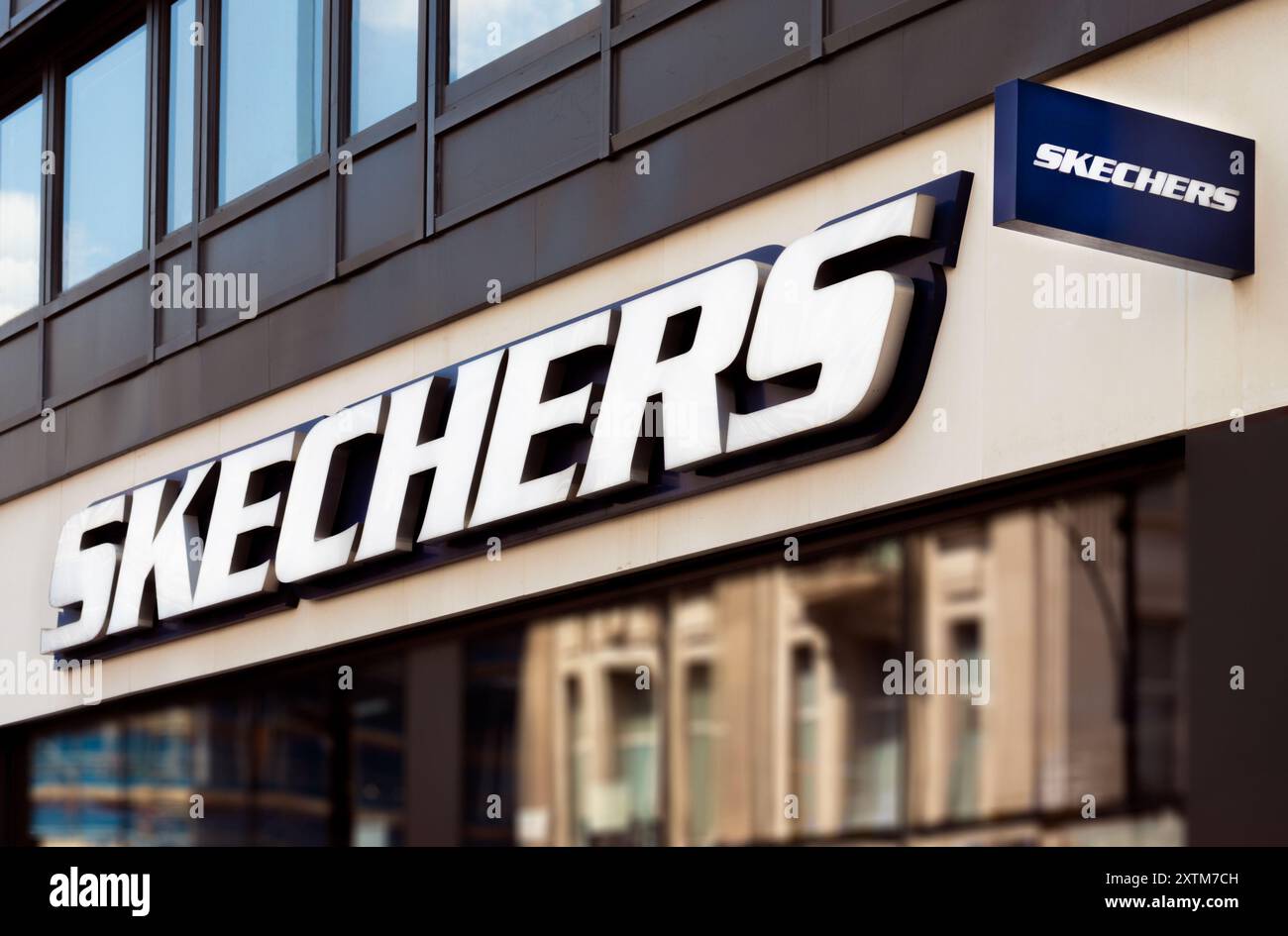 Enseigne du logo de magasin de détail de la marque de chaussures Skechers sur la devanture du magasin dans le centre-ville. Skechers est une multinationale américaine de chaussures et de vêtements. Banque D'Images