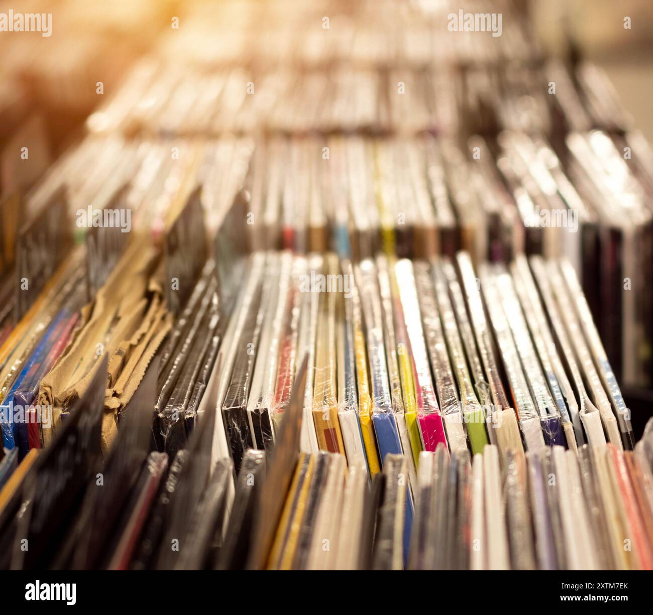 Collection DJ vinyle. Fond de mise au point peu profond avec beaucoup d'espace de copie. Sélection de disques dans une rangée au magasin de musique, du rock à la danse en passant par l'EDM. Banque D'Images
