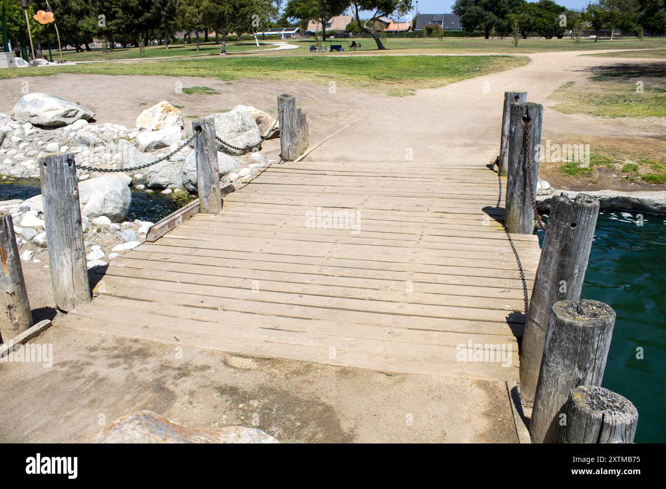 pont en bois pour la randonnée dans le parc Banque D'Images