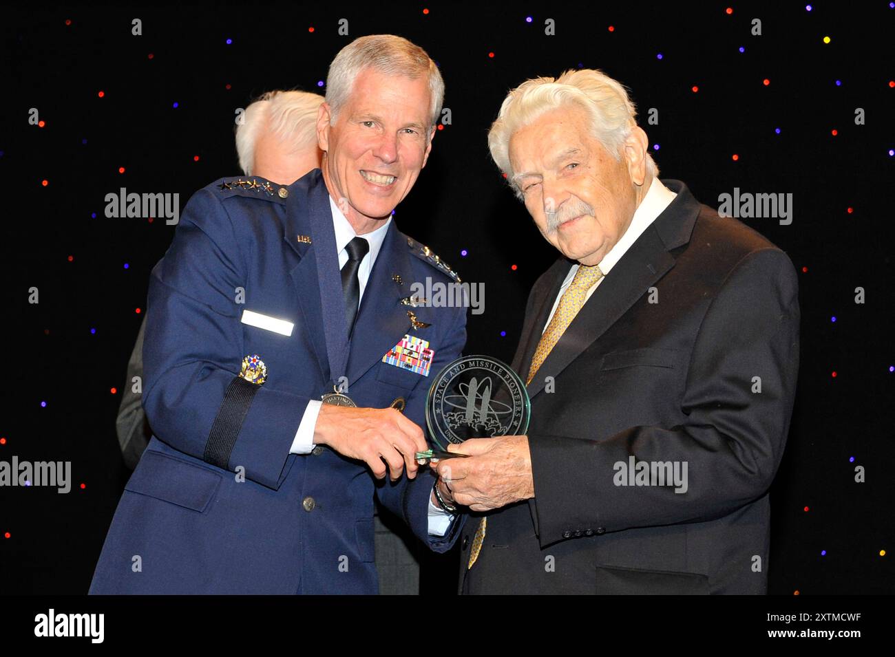 Le M.R. Wilford Stapp reçoit le prix des pionniers de l’espace et des missiles de la Force aérienne des mains du général William Shelton, commandant du Commandement spatial de la Force aérienne, au nom de son frère, le colonel John Paul Stapp, lors d’un banquet organisé par la Space Foundation en l’honneur de la célébration du 30e anniversaire du Commandement spatial de la Force aérienne Banque D'Images