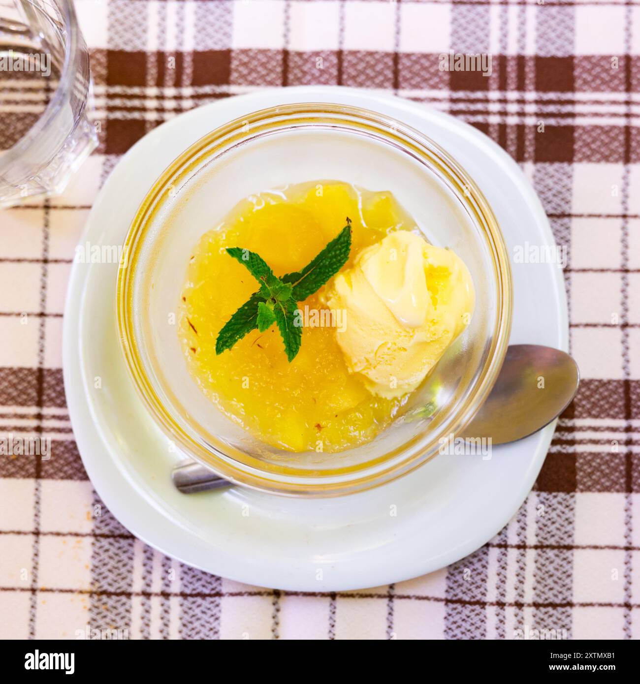 Compote de pommes avec glace à la vanille Banque D'Images
