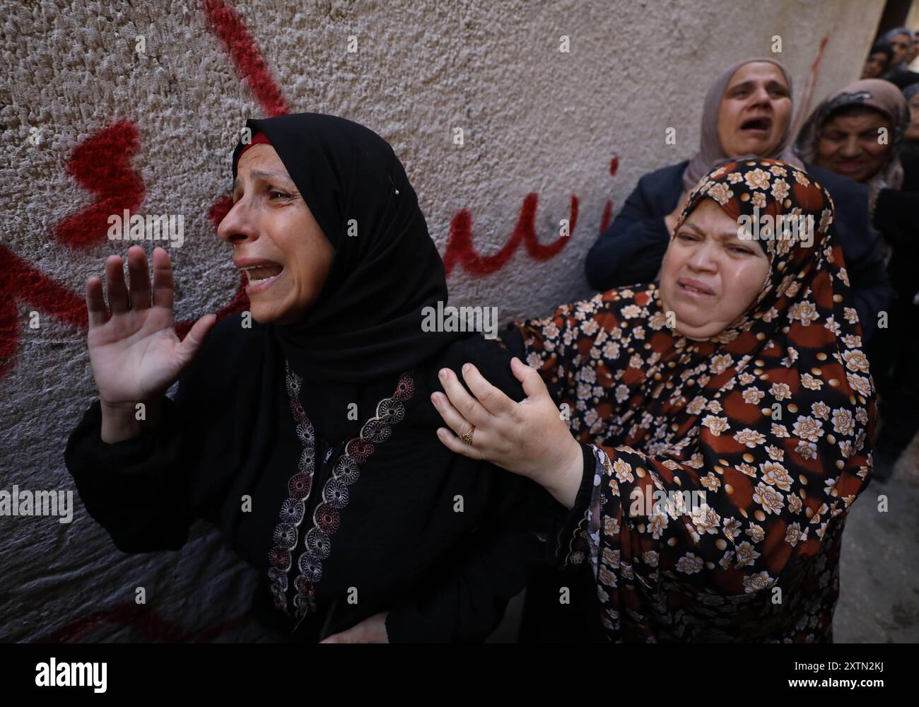 Naplouse, selon le ministère palestinien de la santé. 7 octobre 2023. Les gens pleurent une victime tuée dans une attaque israélienne dans le camp de réfugiés de Balata, à l’est de Naplouse, dans le nord de la Cisjordanie, le 15 août 2024. Selon le ministère palestinien de la santé, plus de 630 Palestiniens ont été tués par des tirs israéliens à travers la Cisjordanie et Jérusalem-est depuis le 7 octobre 2023. Crédit : Nidal Eshtayeh/Xinhua/Alamy Live News Banque D'Images