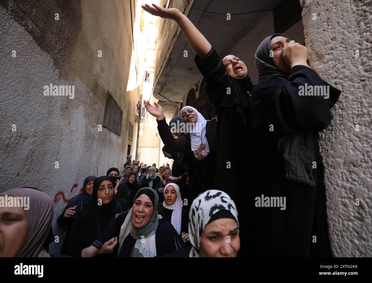 Naplouse, selon le ministère palestinien de la santé. 7 octobre 2023. Les gens pleurent une victime tuée dans une attaque israélienne dans le camp de réfugiés de Balata, à l’est de Naplouse, dans le nord de la Cisjordanie, le 15 août 2024. Selon le ministère palestinien de la santé, plus de 630 Palestiniens ont été tués par des tirs israéliens à travers la Cisjordanie et Jérusalem-est depuis le 7 octobre 2023. Crédit : Nidal Eshtayeh/Xinhua/Alamy Live News Banque D'Images