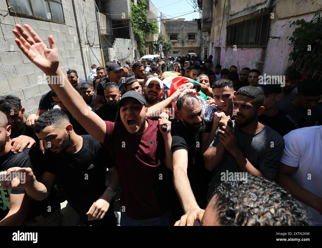 Naplouse, selon le ministère palestinien de la santé. 7 octobre 2023. Les gens portent le corps d’une victime tuée lors d’une attaque israélienne dans le camp de réfugiés de Balata, à l’est de Naplouse, dans le nord de la Cisjordanie, le 15 août 2024. Selon le ministère palestinien de la santé, plus de 630 Palestiniens ont été tués par des tirs israéliens à travers la Cisjordanie et Jérusalem-est depuis le 7 octobre 2023. Crédit : Nidal Eshtayeh/Xinhua/Alamy Live News Banque D'Images