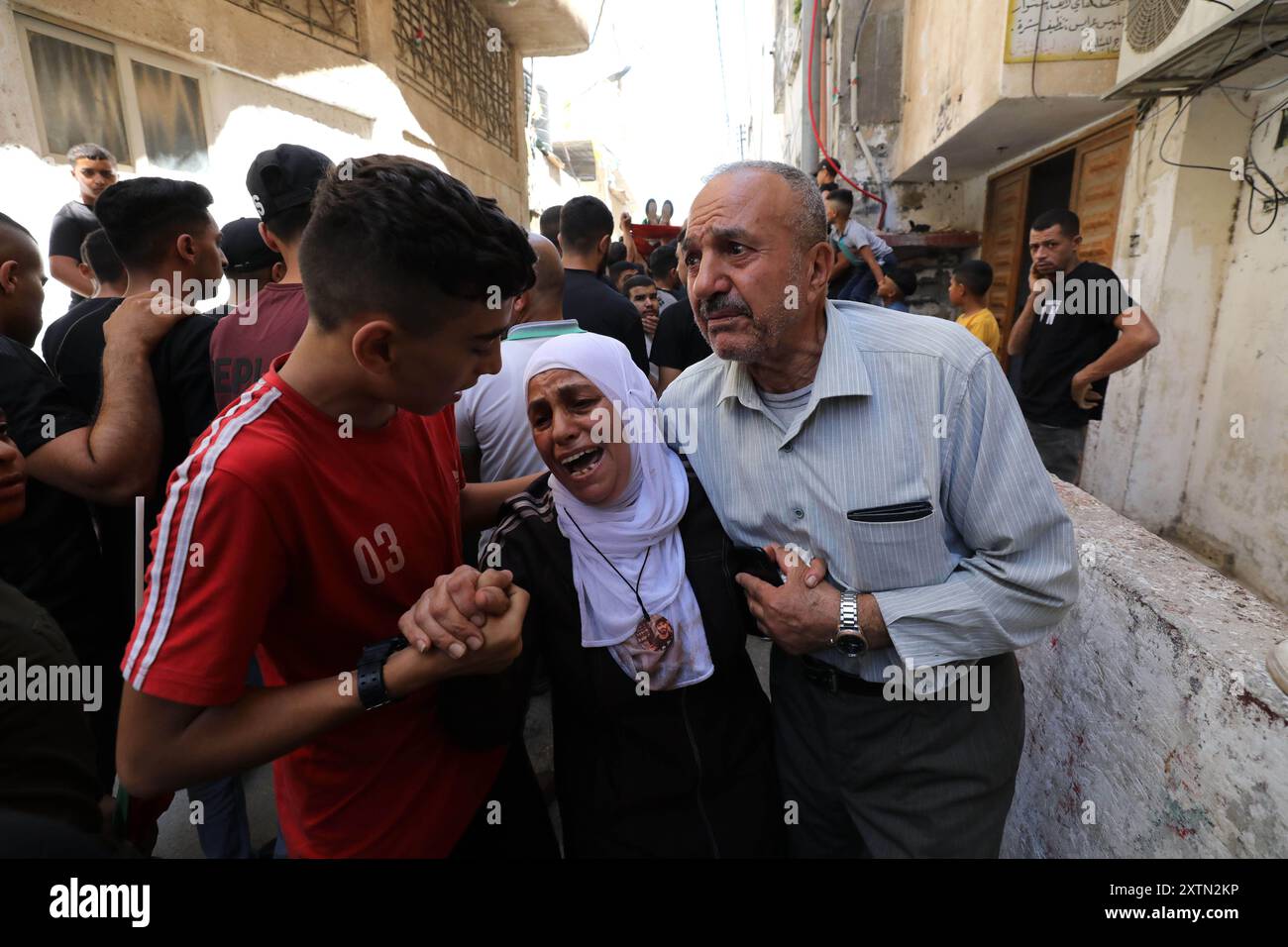 Naplouse, selon le ministère palestinien de la santé. 7 octobre 2023. Les gens pleurent une victime tuée dans une attaque israélienne dans le camp de réfugiés de Balata, à l’est de Naplouse, dans le nord de la Cisjordanie, le 15 août 2024. Selon le ministère palestinien de la santé, plus de 630 Palestiniens ont été tués par des tirs israéliens à travers la Cisjordanie et Jérusalem-est depuis le 7 octobre 2023. Crédit : Nidal Eshtayeh/Xinhua/Alamy Live News Banque D'Images
