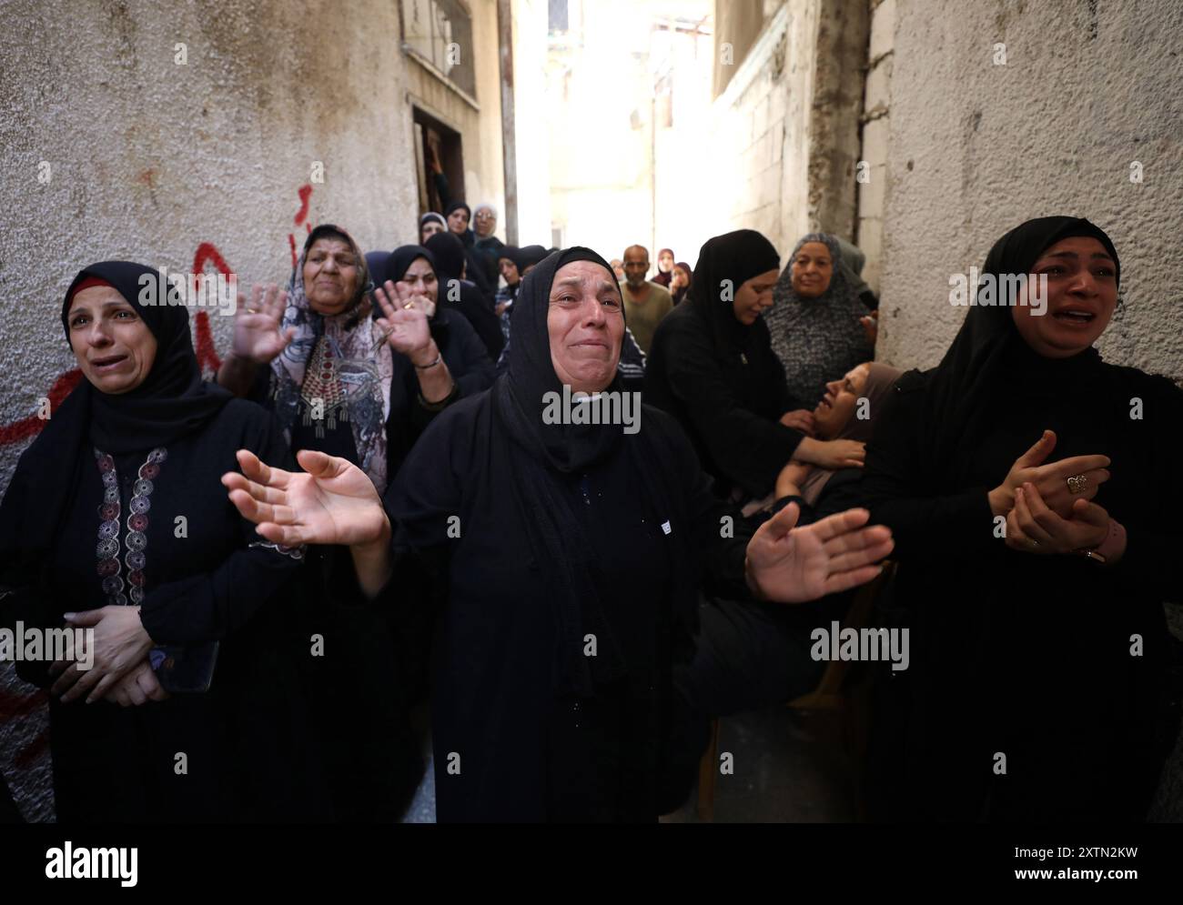 Naplouse, selon le ministère palestinien de la santé. 7 octobre 2023. Les gens pleurent une victime tuée dans une attaque israélienne dans le camp de réfugiés de Balata, à l’est de Naplouse, dans le nord de la Cisjordanie, le 15 août 2024. Selon le ministère palestinien de la santé, plus de 630 Palestiniens ont été tués par des tirs israéliens à travers la Cisjordanie et Jérusalem-est depuis le 7 octobre 2023. Crédit : Nidal Eshtayeh/Xinhua/Alamy Live News Banque D'Images