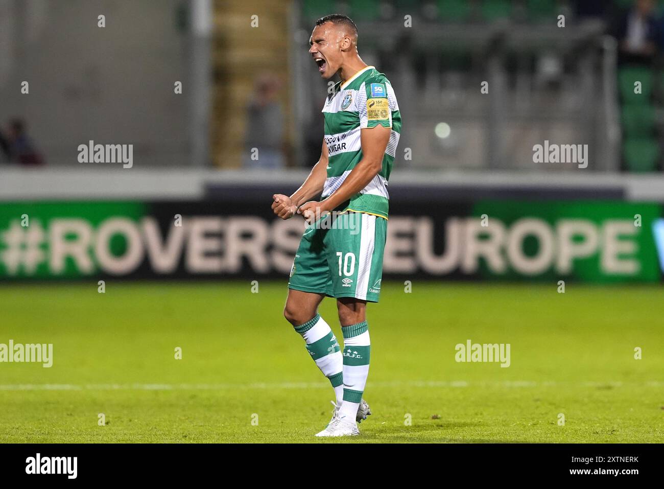 Graham Burke des Shamrock Rovers célèbre sa victoire dans le troisième tour de qualification de l'Europa League, 2e manche au stade Tallaght de Dublin. Date de la photo : jeudi 15 août 2024. Banque D'Images