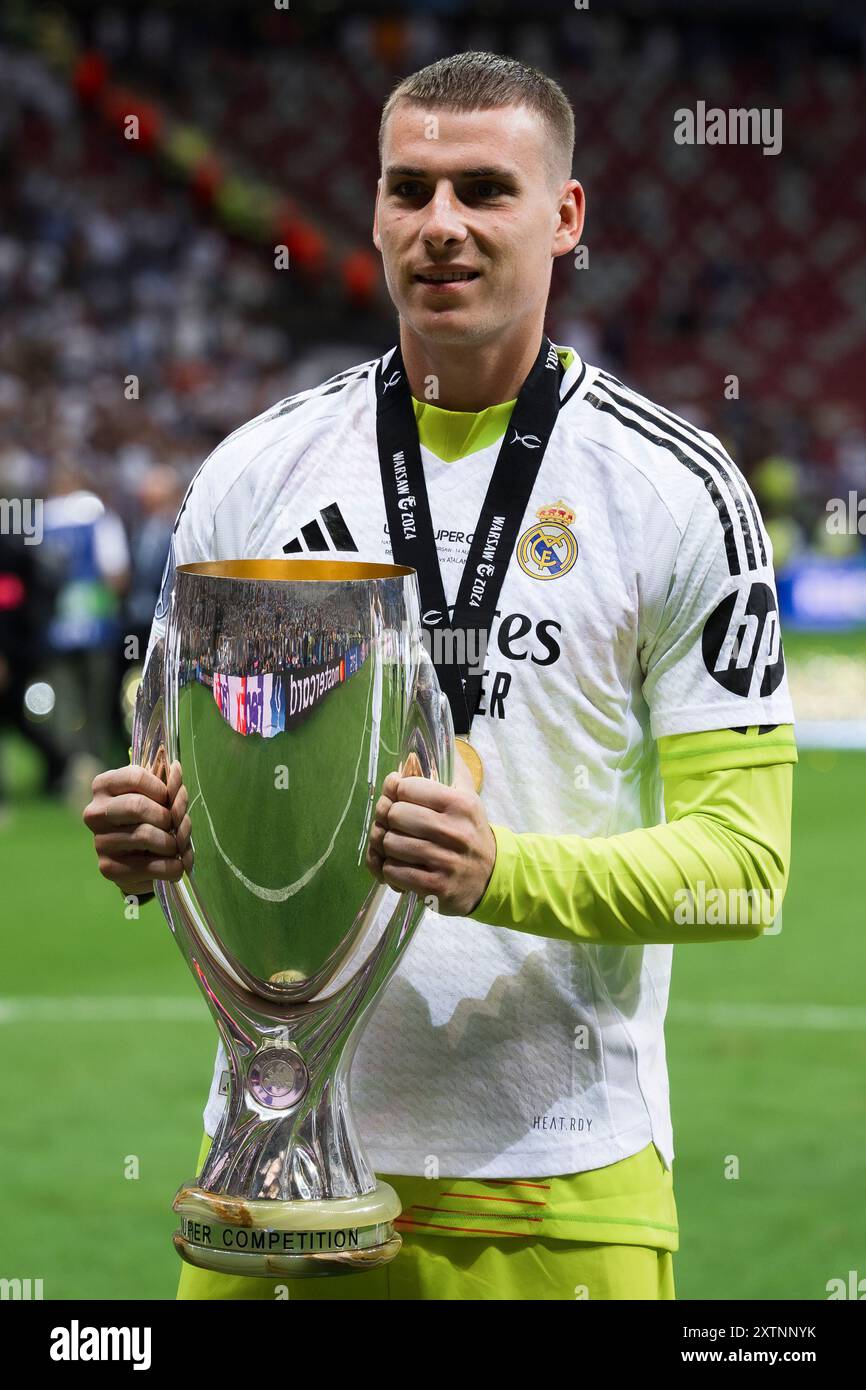 Varsovie, Pologne. 14 août 2024. Andriy Lunin du Real Madrid CF pose avec le trophée lors de la cérémonie de remise des prix qui suit le match de football de la Super Coupe de l'UEFA 2024 entre le Real Madrid CF et Atalanta BC. Crédit : Nicolò Campo/Alamy Live News Banque D'Images