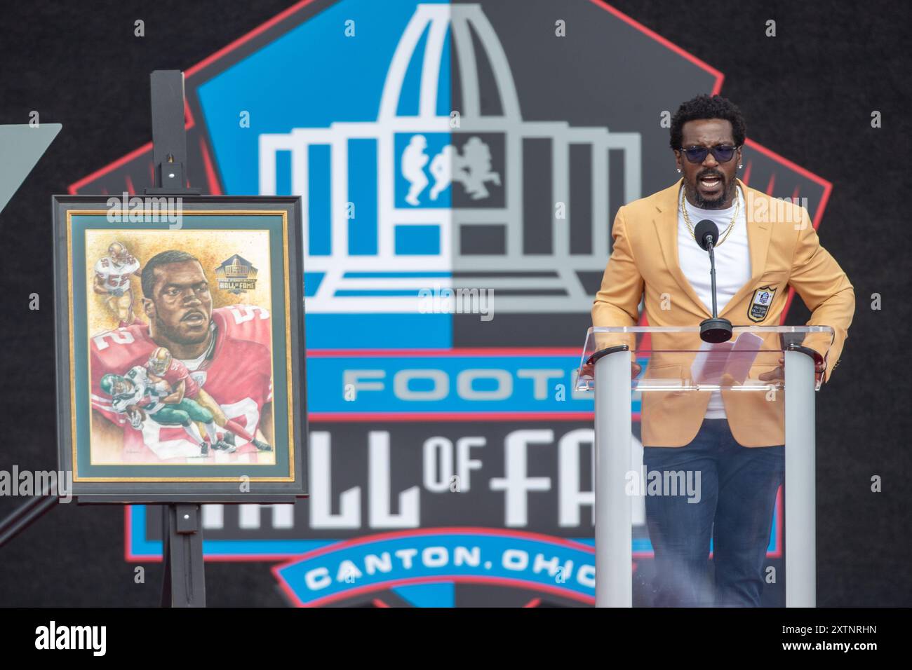 Patrick Willis, ancien linebacker des 49ers de San Francisco, prononce un discours d'acceptation lors de la cérémonie de consécration du Pro Football Hall of Fame au Tom Benson Stadium à Canton, OH, le 3 août 2024. (Max Siker / image du sport) Banque D'Images