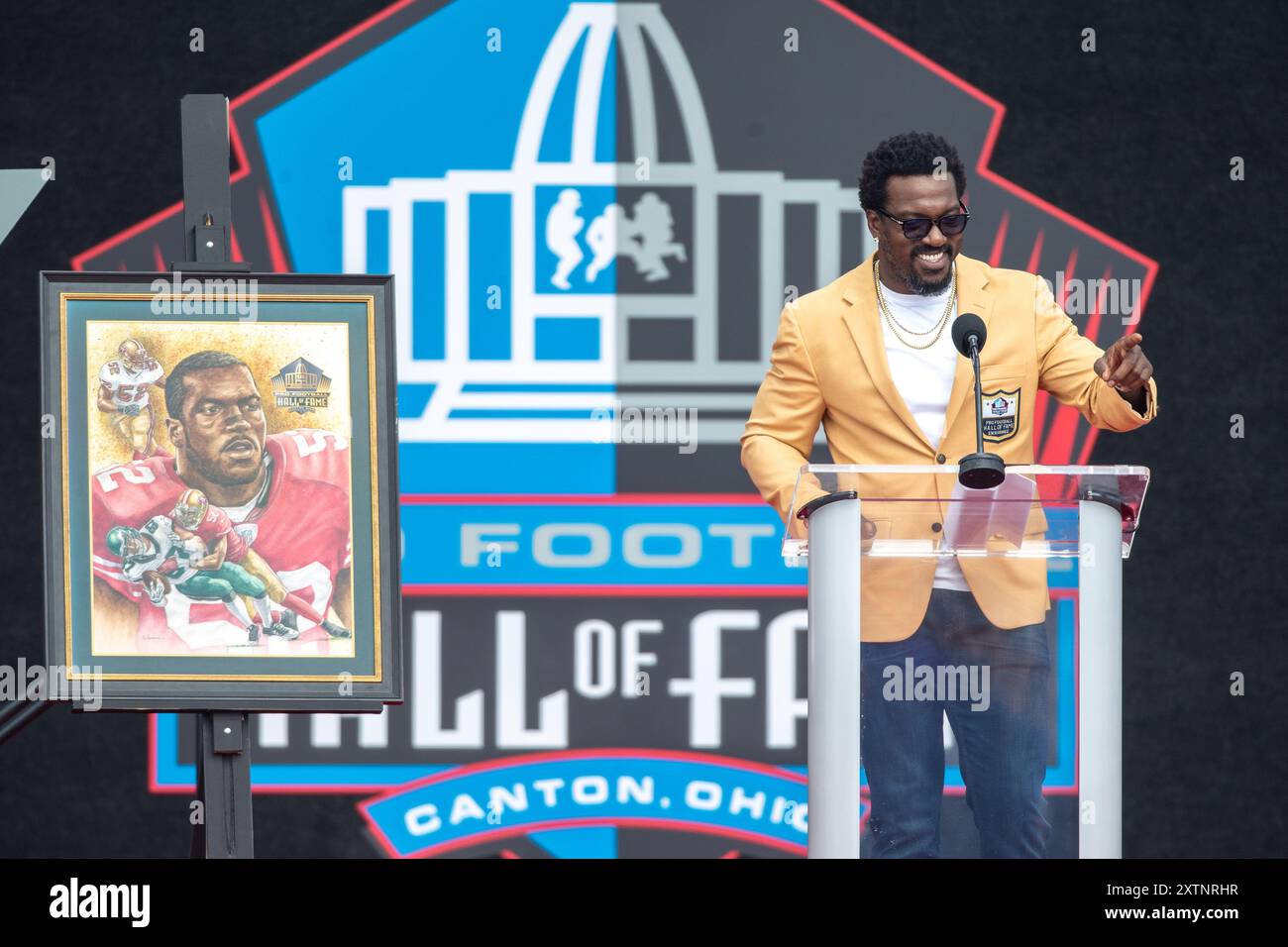 Patrick Willis, ancien linebacker des 49ers de San Francisco, prononce un discours d'acceptation lors de la cérémonie de consécration du Pro Football Hall of Fame au Tom Benson Stadium à Canton, OH, le 3 août 2024. (Max Siker / image du sport) Banque D'Images