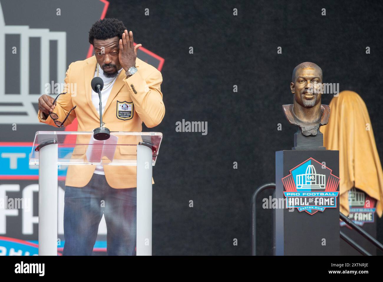 Patrick Willis, ancien linebacker des 49ers de San Francisco, prononce un discours d'acceptation lors de la cérémonie de consécration du Pro Football Hall of Fame au Tom Benson Stadium à Canton, OH, le 3 août 2024. (Max Siker / image du sport) Banque D'Images