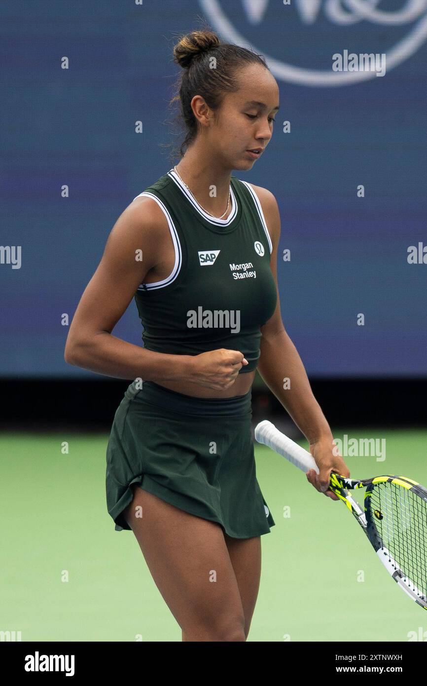 Mason, Ohio, États-Unis. 15 août 2024. 2024 Cincinnati Open Tennis, 2024 08 15 - Leyla Fernandez célèbre un point contre son adversaire Elena Rybakina. Photo de Wally Nell/ZUMAPress (crédit image : © Wally Nell/ZUMA Press Wire) USAGE ÉDITORIAL SEULEMENT! Non destiné à UN USAGE commercial ! Banque D'Images