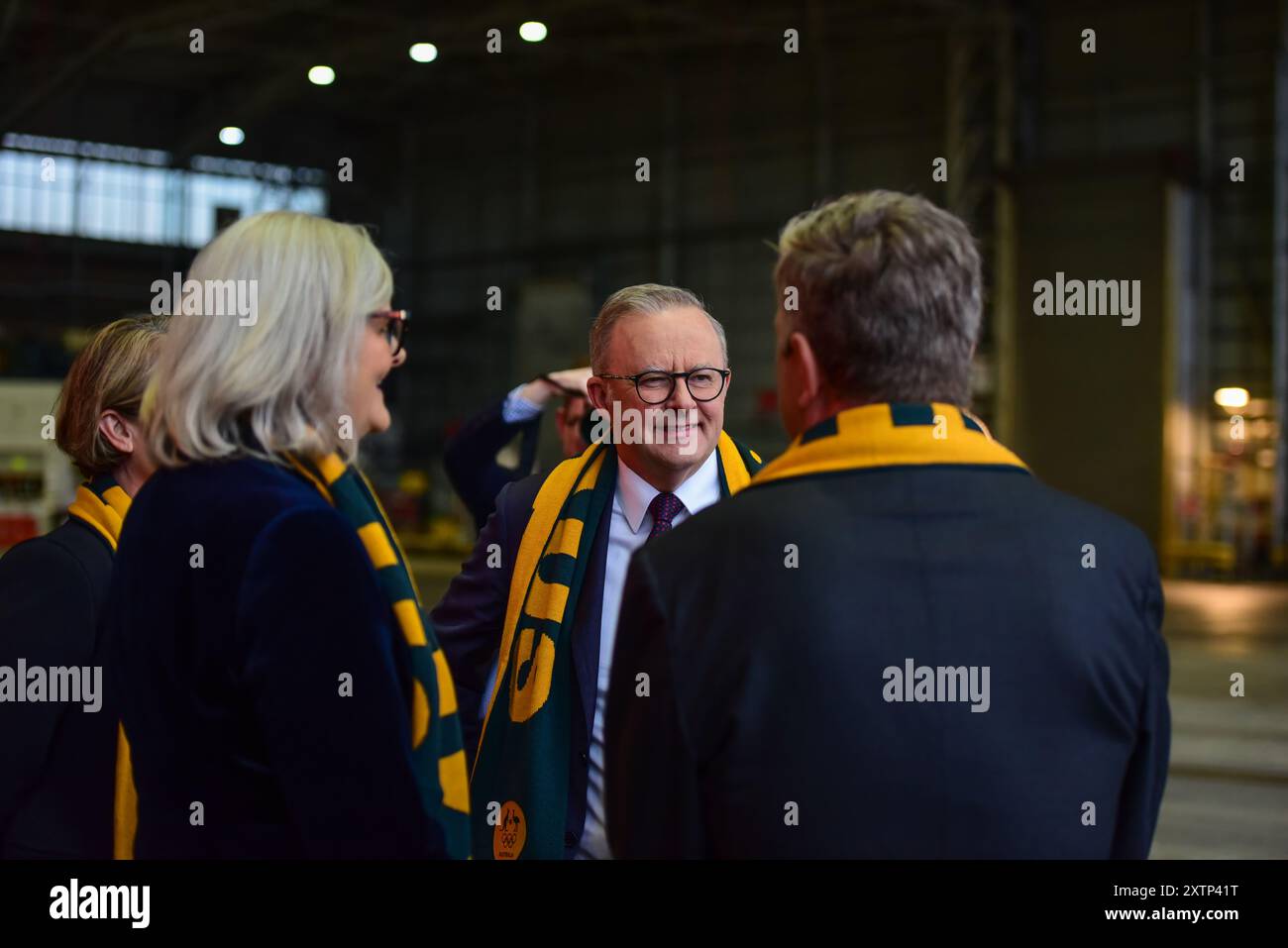 Le premier ministre australien Anthony Albanese est vu lors de l'événement Welcome Home à l'aéroport de Sydney, accueillant l'équipe olympique australienne de retour de Paris. Réception officielle de l'équipe olympique australienne « Bienvenue à la maison » au hangar Qantas 96, alors que les Olympiens australiens débarquent de l'avion Dreamliner Qantas « Go Aussies » à l'aéroport de Sydney. L'équipe, vêtue de « vert et or », a été accueillie par des responsables du gouvernement australien, des responsables sportifs, du personnel de Qantas, des médias et des membres de la famille. Banque D'Images