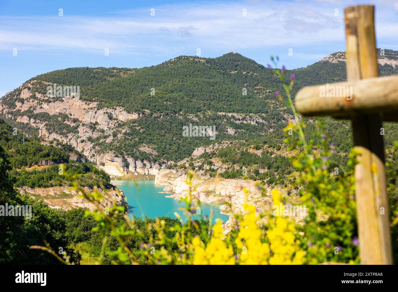 Journée d'été brillante sur la rive du réservoir la Llosa de Coval, dans la vallée de la rivière Llobregat, rivière Cardener Banque D'Images