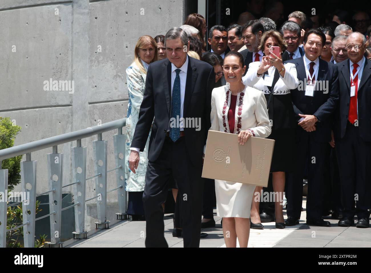 Claudia Sheinbaum Pardo, après avoir reçu le certificat de majorité qualifiée du Tribunal électoral du pouvoir judiciaire de la Fédération (TEPJF) qui l'endosse comme nouvelle présidente élue du Mexique pour la période 2024-2030 après la session solennelle au Tribunal électoral du pouvoir judiciaire de la Fédération (crédit image : © Jose Luis Torales/eyepix via ZUMA Press Wire) USAGE ÉDITORIAL SEULEMENT! Non destiné à UN USAGE commercial ! Banque D'Images