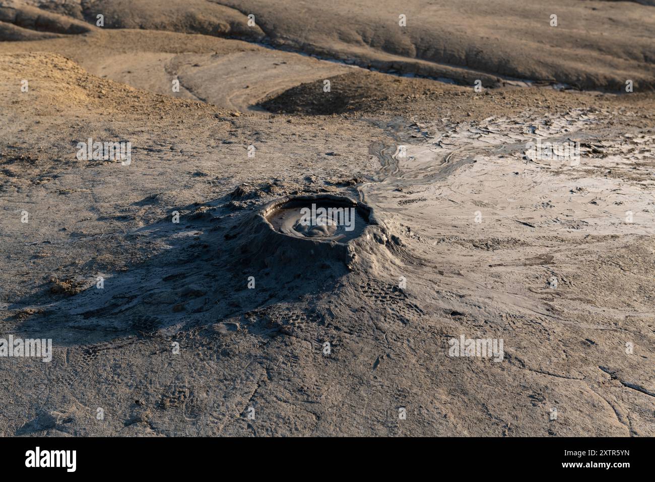 Volcan de boue actif à Berca, Buzau, Roumanie. Ces petits monticules en forme de volcan, généralement de quelques mètres de haut, résultent de profondes éruptions de gaz volcaniques. Banque D'Images