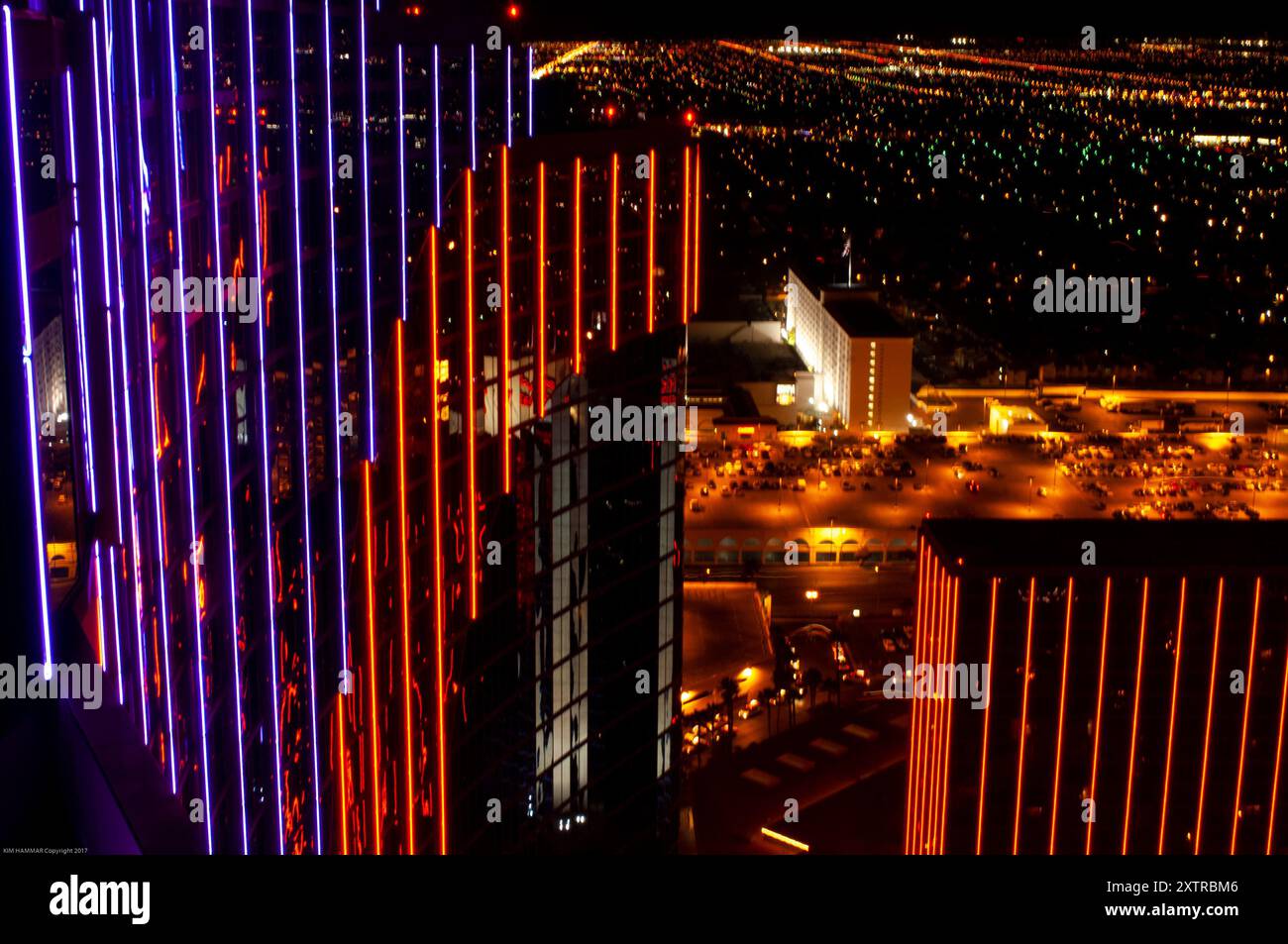 Le néon illumine le Rio Hotel and Casino au coucher de la nuit, vers 2006. Banque D'Images