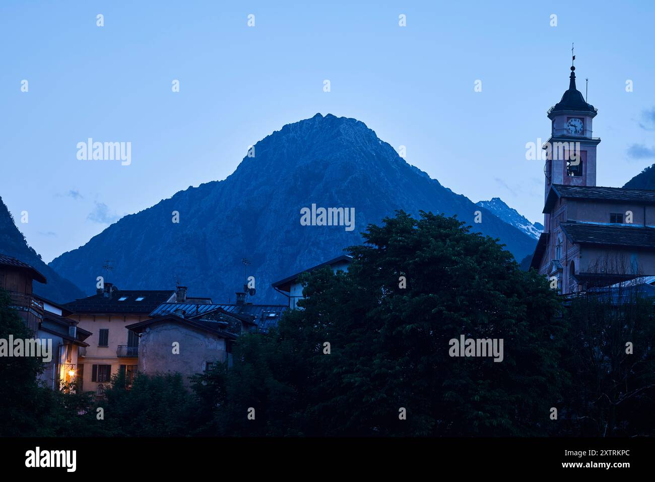 Crépuscule avec les Alpes Maratime en arrière-plan. Entracque, Cuneo, Piémont, Italie Banque D'Images