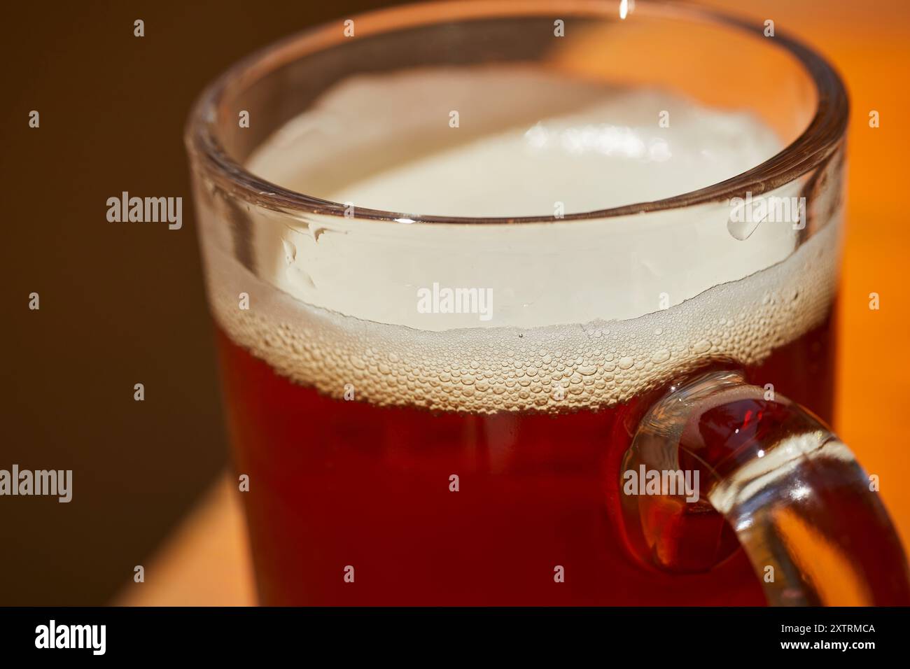Une tasse en verre de bière blonde Banque D'Images