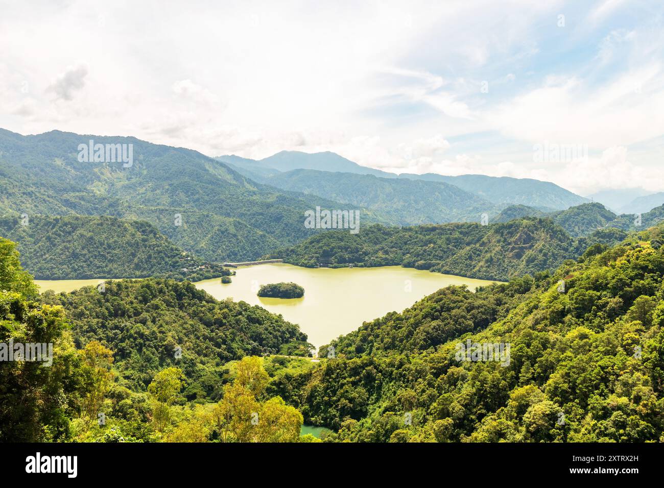 Le bassin versant du barrage de Binga à Benguet est entouré de montagnes verdoyantes et d’eaux calmes, mettant en valeur la beauté paisible du paysage de la Cordillère Banque D'Images