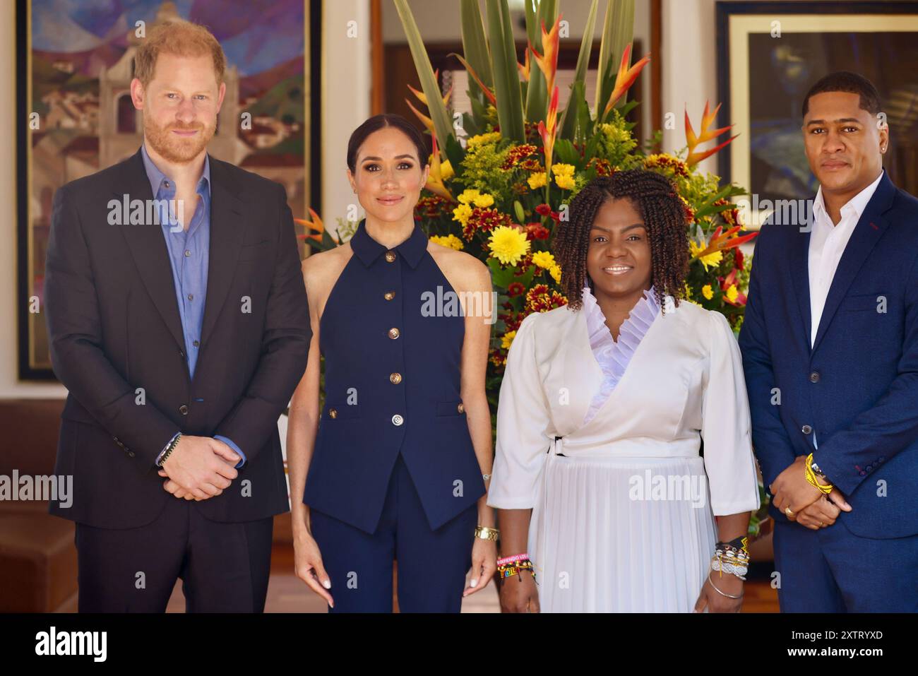 Bogota, Colombie. 15 août 2024. NOTE DE LA RÉDACTION : DOCUMENT - CRÉDIT OBLIGATOIRE (de gauche à droite) LE PRINCE HARRY, duc de Sussex, MEGHAN, duchesse de Sussex, pose pour une photo avec la vice-présidente colombienne Francia Marquez et son mari Yerney Pinillo lors d'un événement à leur arrivée à Bogota, Colombie, le 15 août 2024. Photo fournie par : Darwin Torres/Viceprésidence colombienne/long Visual Press crédit : long Visual Press/Alamy Live News Banque D'Images