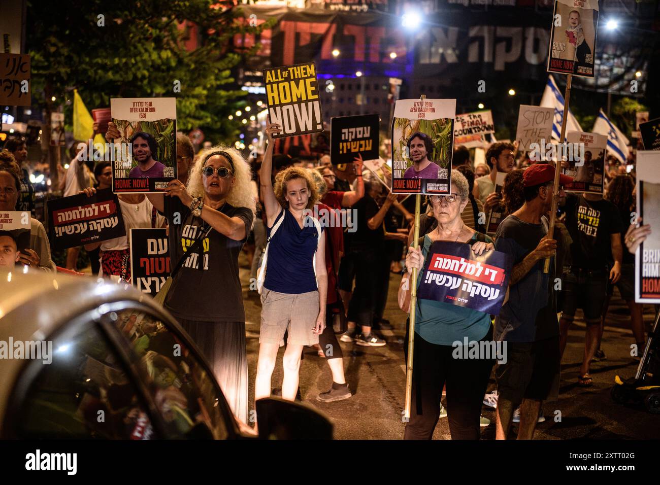 Israël. 15 août 2024. Les manifestants tiennent des pancartes avec les photos des otages israéliens Ofer Kalderon et des pancartes qui disent : « ils rentrent tous maintenant » et « cessez le feu ! Affaire d’otages maintenant ». Les Israéliens ont manifesté avec les familles des otages contre le premier ministre Benjamin Netanyahu, exigeant un accord immédiat sur les otages et un cessez-le-feu - alors que les négociations de cessez-le-feu à Gaza ont lieu au Qatar. Tel Aviv, Israël. 15 août 2024. (Matan Golan/Sipa USA). Crédit : Sipa USA/Alamy Live News Banque D'Images