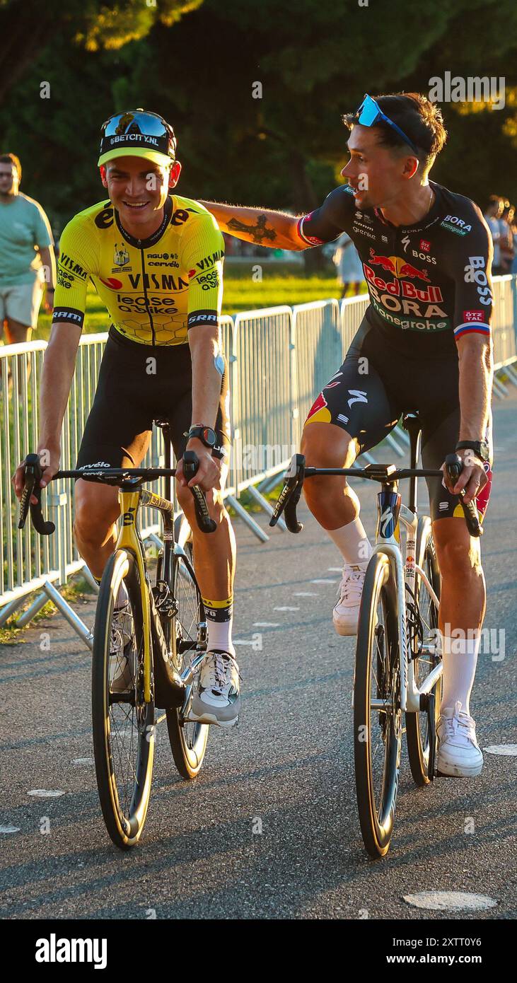 Belem, Portugal. 15 août 2024. Primoz Roglic (d) de slovène, du Red Bull Bora - Hansgrohe et Sepp Kuss (l) des États-Unis du Team Visma | Lease a Bike vu lors de la présentation de l'équipe à la Torre de Belem avant la 79ème la Vuelta Ciclista a Espana 2024. (Photo de Miguel Reis/SOPA images/SIPA USA) crédit : SIPA USA/Alamy Live News Banque D'Images