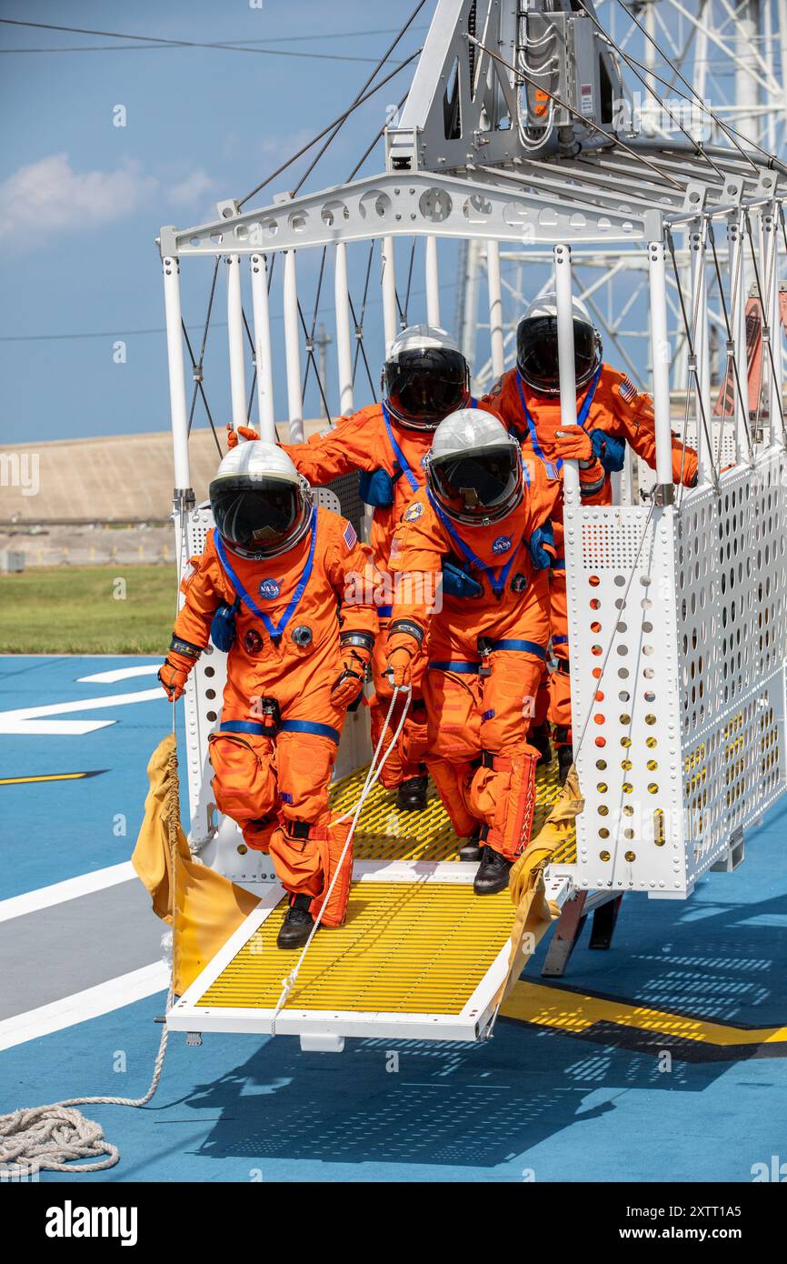 Kennedy Space Center, Floride, États-Unis. 9 août 2024. Les équipes du Kennedy Space Center de la NASA en Floride pratiquent les procédures d'évacuation d'urgence ou d'évacuation de la mission Artemis lors d'une série de tests de vérification et de validation du système intégré au Launch Complex 39B le vendredi 9 août 2024. Les membres d'équipage de conduite simulés s'entraînent à sortir du panier d'évacuation d'urgence et à monter dans le véhicule de transport d'urgence pour les conduire en sécurité dans le cas d'une urgence improbable pendant le compte à rebours du lancement. (Crédit image : © Kim Shiflett/NASA/ZUMA Press Wire) USAGE ÉDITORIAL SEULEMENT! Non destiné à UN USAGE commercial ! Banque D'Images