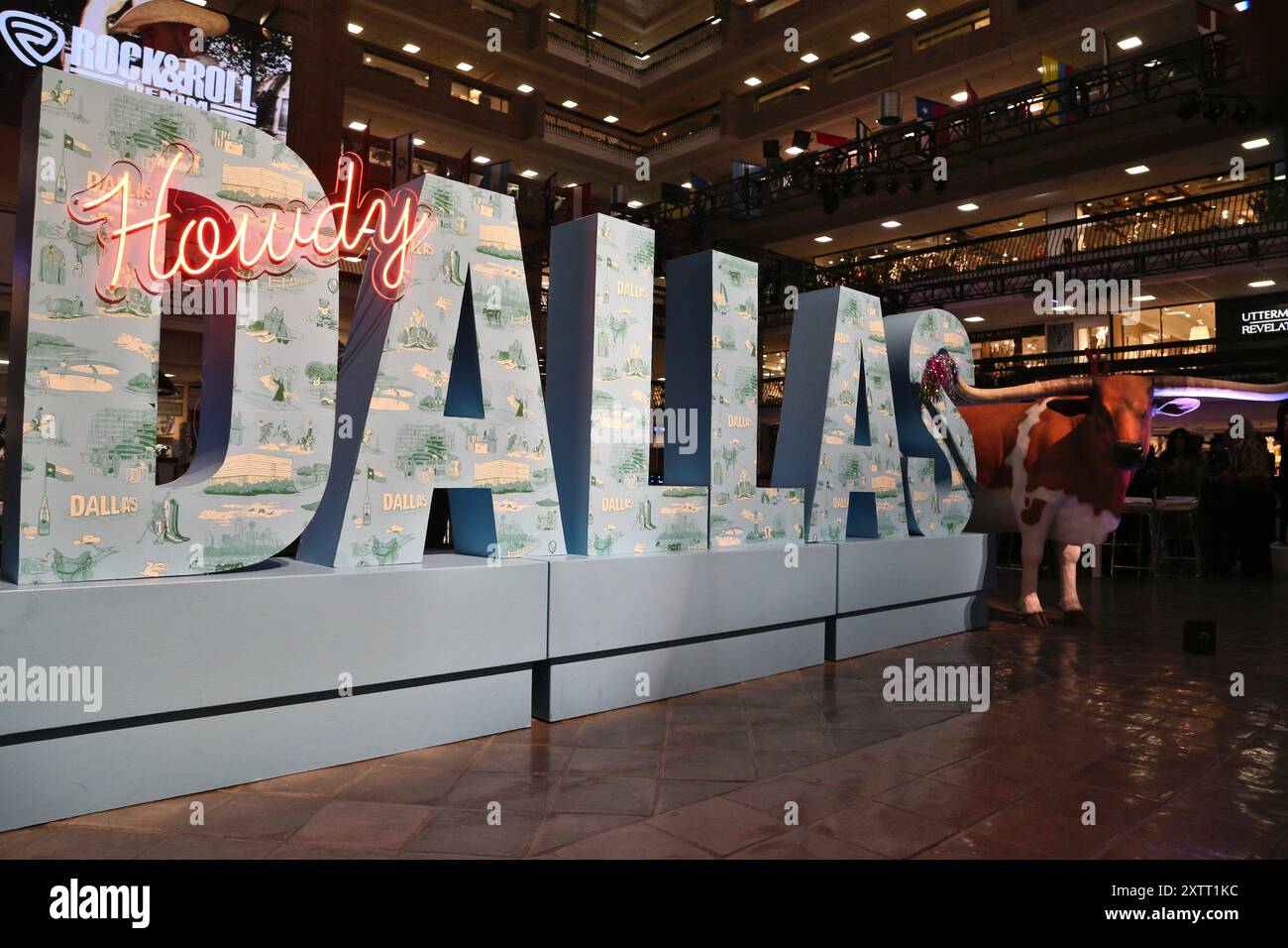 DALLAS, TX, ÉTATS-UNIS - 15 AOÛT 2024. Exposants et acheteurs au Neon Cowboy Party pour le salon WESA d'août et le marché de Dallas. Banque D'Images