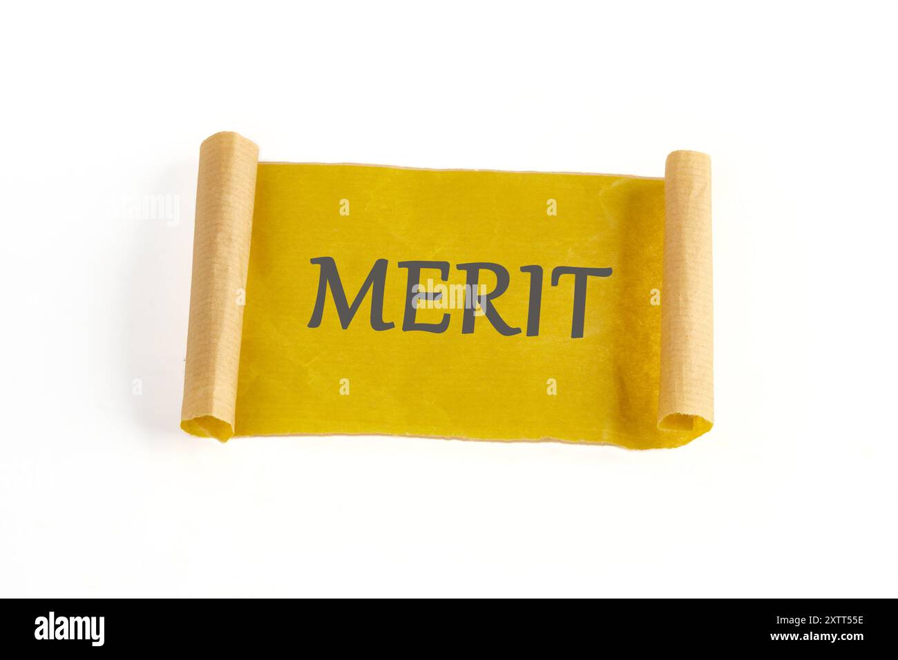 Business and Merit concept. Copier l'espace. Mot concept symbole de mérite sur un morceau de papier couleur moutarde sur fond blanc Banque D'Images
