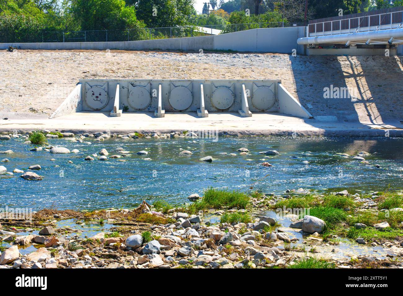 Los Angeles, Californie - 21 avril 2024 : vue sur la rivière LA avec le débit d'eau et les structures de drainage le long des rives de la vallée de l'Elysian. Banque D'Images