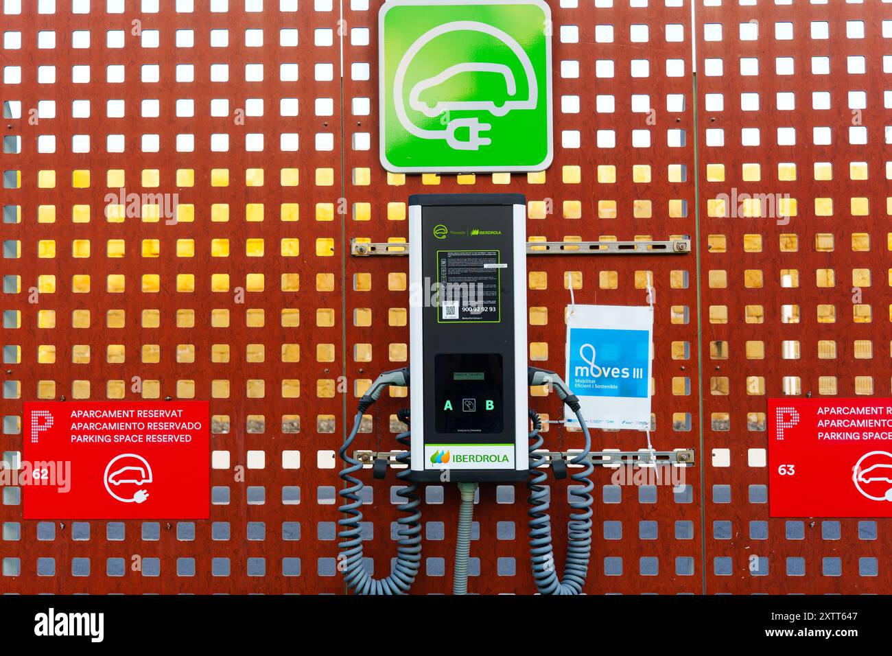 Tarragone, Espagne - 15 juillet 2024 : vue détaillée de la station de recharge de véhicule électrique montrant le panneau de commande, les câbles et les panneaux de stationnement réservés. Emphas Banque D'Images