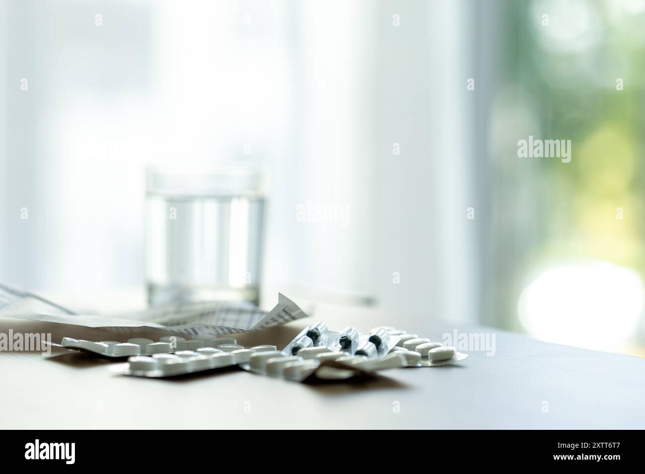 pilules, prescription médicale et thermomètre médical sur la table dans le contexte de la fenêtre.pour des sujets liés à la médecine, traitement à domicile Banque D'Images