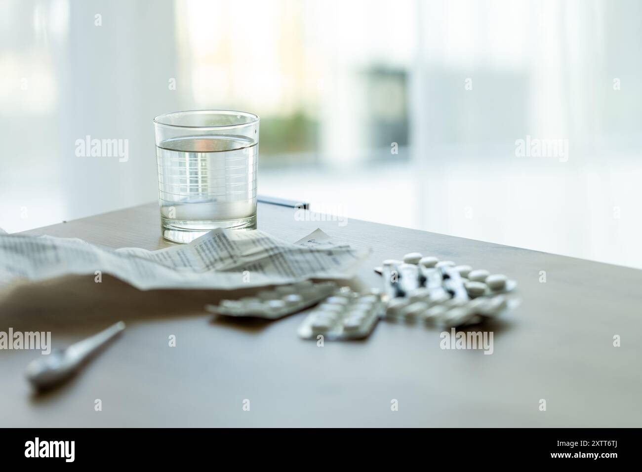 pilules, prescription médicale et thermomètre médical sur la table dans le contexte de la fenêtre.pour des sujets liés à la médecine, traitement à domicile Banque D'Images