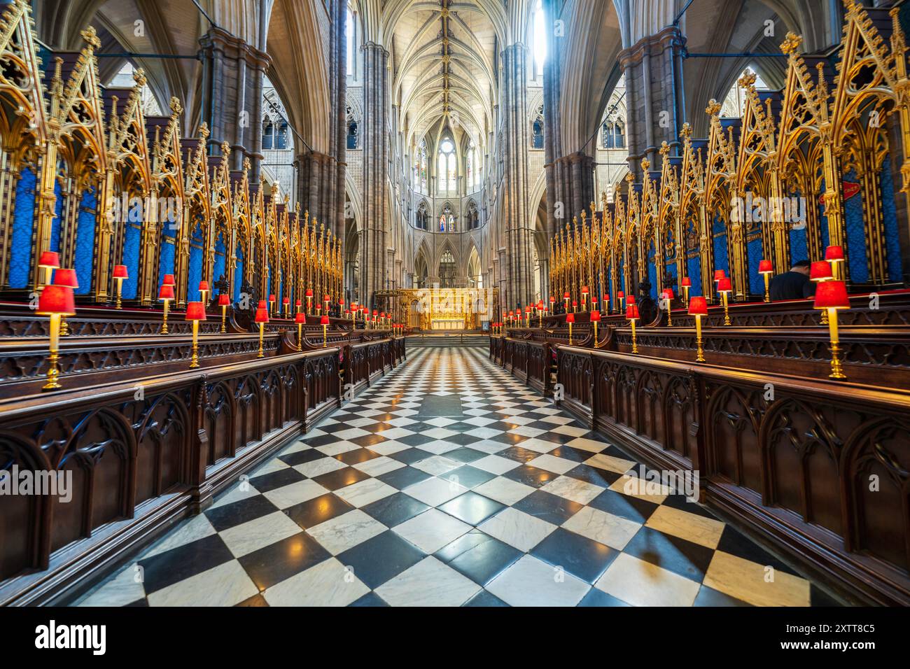 L'intérieur de l'abbaye de Westminster du Choir et du Grand autel, des lampes rouges éclairent les stalles du chœur. À l'intérieur de l'abbaye de Westminster, église Royal Coronation, Londres Royaume-Uni. Banque D'Images