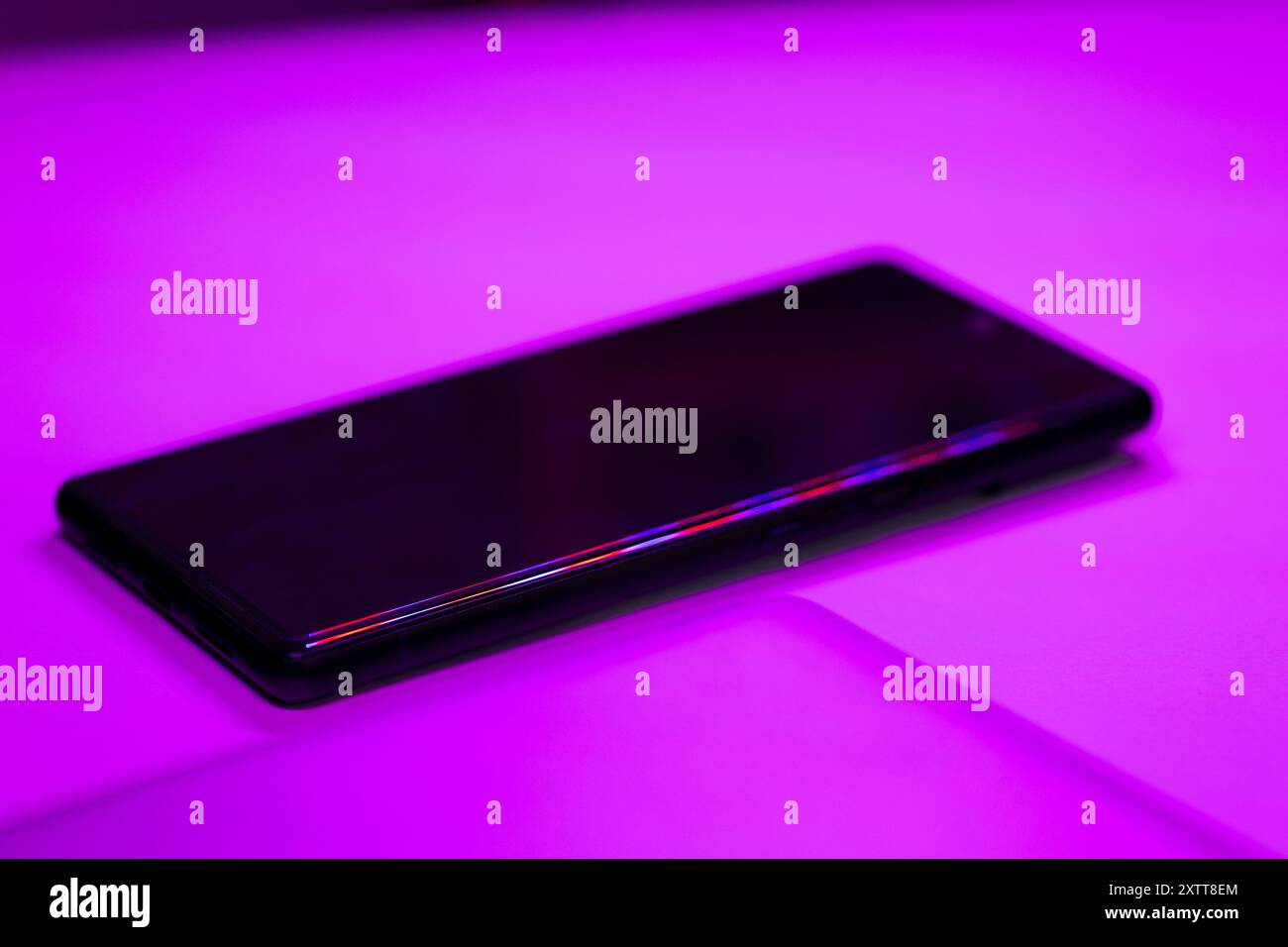 écran noir de smartphone dans des néons violets Banque D'Images