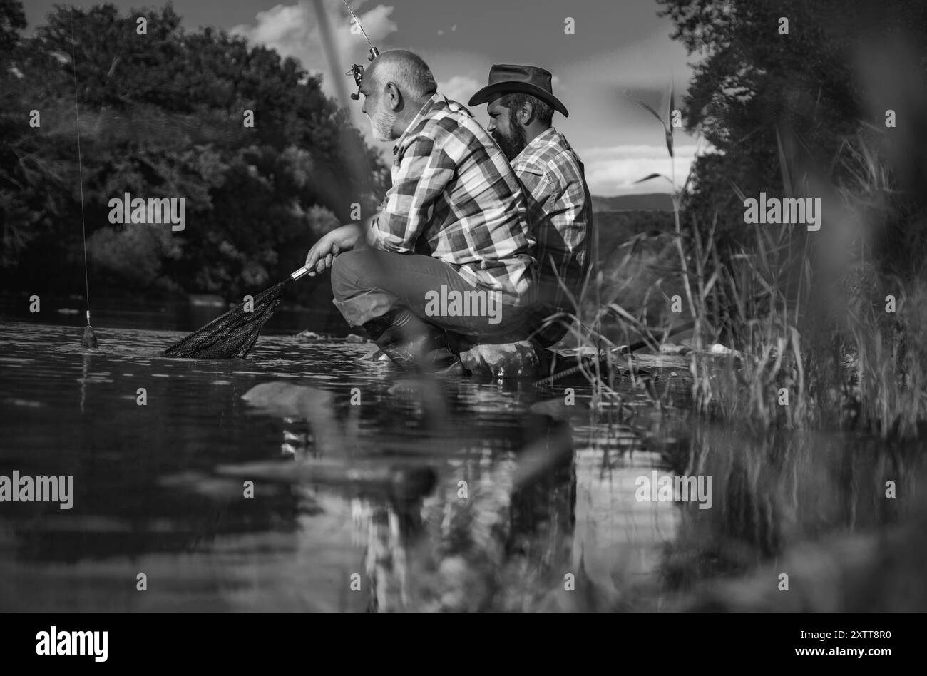 Loisirs et loisirs pour hommes. Pêcheurs pêche réussie poisson. Fisher retraite. Homme d'affaires à la retraite en costume avec canne à pêche. Amitié masculine. Grand-père Banque D'Images