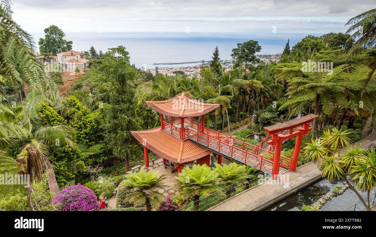 Surplombant un temple comme structure dans les jardins du Monte Palace vers la ville de Funchal à Madère, Portugal vu le 31 juillet 2024. Banque D'Images