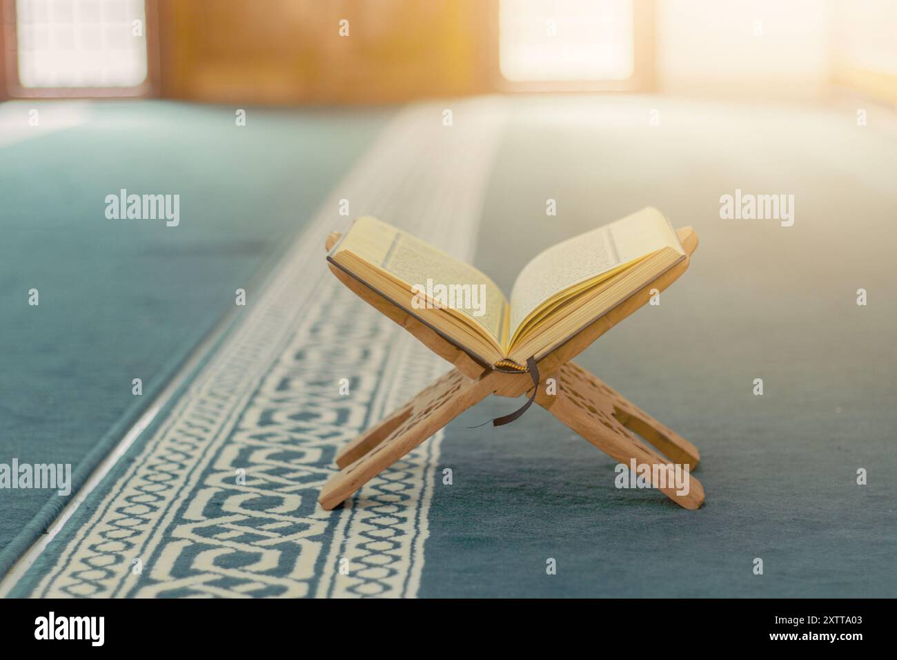 Le Saint Coran : le livre sacré des musulmans, magnifiquement exposé dans une mosquée ornée de calligraphie arabe. Il reflète le profond signifiant spirituel Banque D'Images