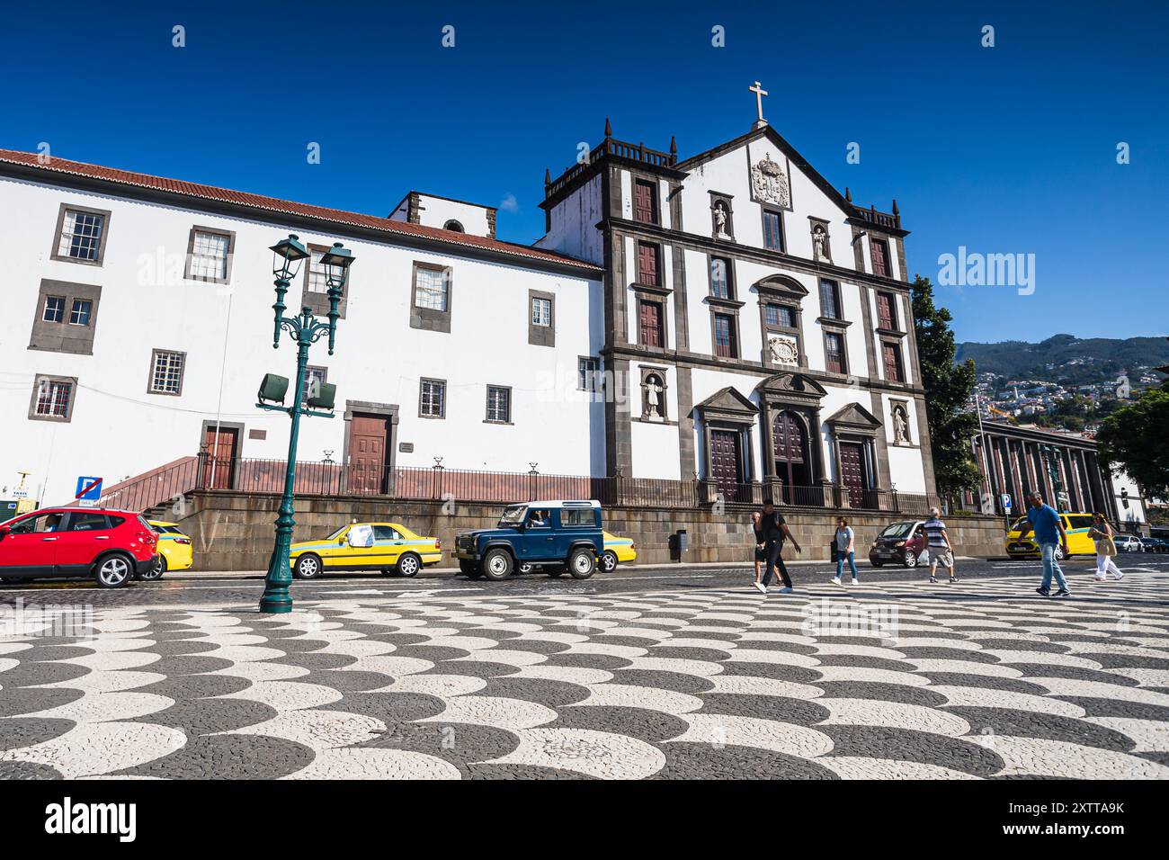 Igreja do Colegio photographié devant la jolie Chafariz da Praca do Municipio, une place pavée au cœur de Funchal, Madère vue le 6 août 202 Banque D'Images