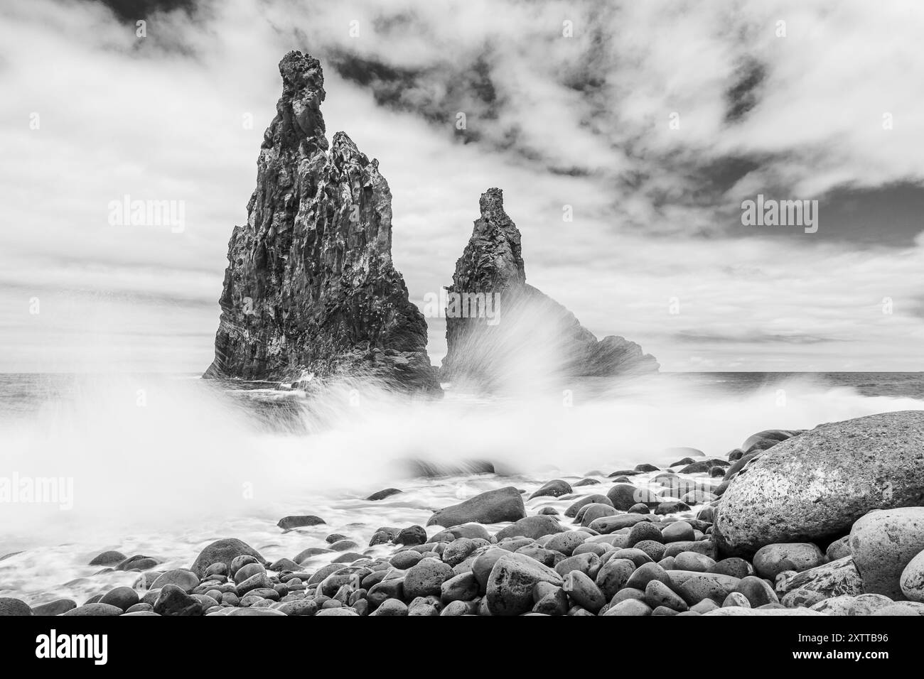 Une longue exposition des vagues s'écrasant contre la pile de mer Ribeira Da Janela au large de Madère. Banque D'Images
